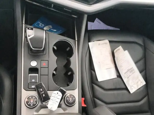 Volkswagen Touareg view 8