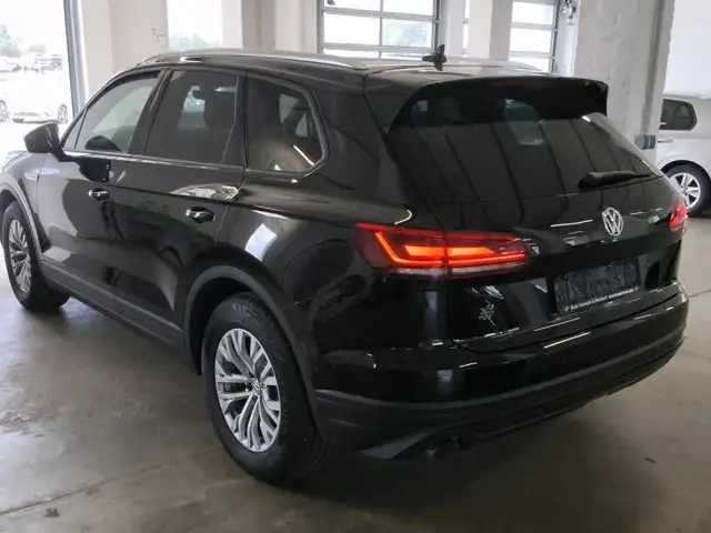 Volkswagen Touareg view 6