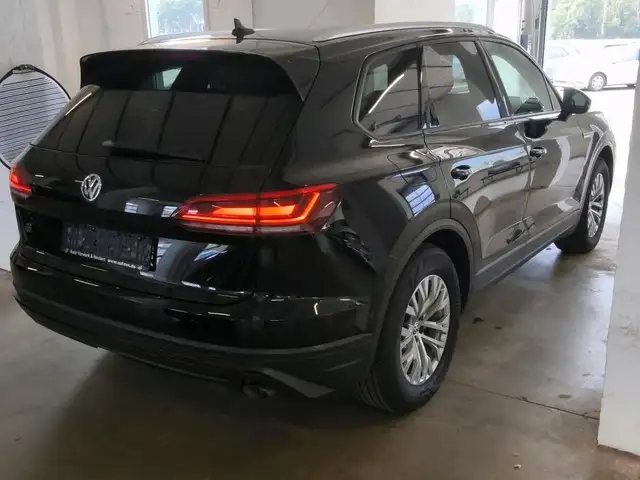Volkswagen Touareg view 7