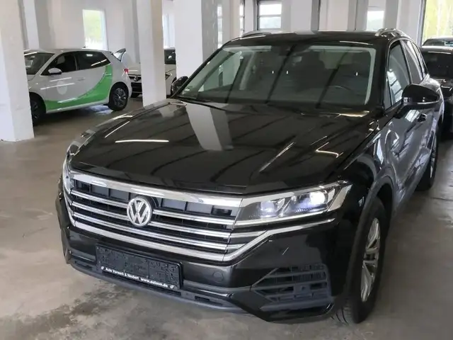 Volkswagen Touareg view 5