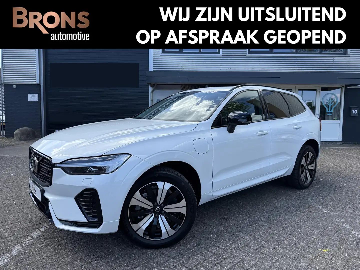 Volvo XC60 2.0 T6 Plug-in hybrid AWD Ultra Black Edition Rijk Blanco - 1