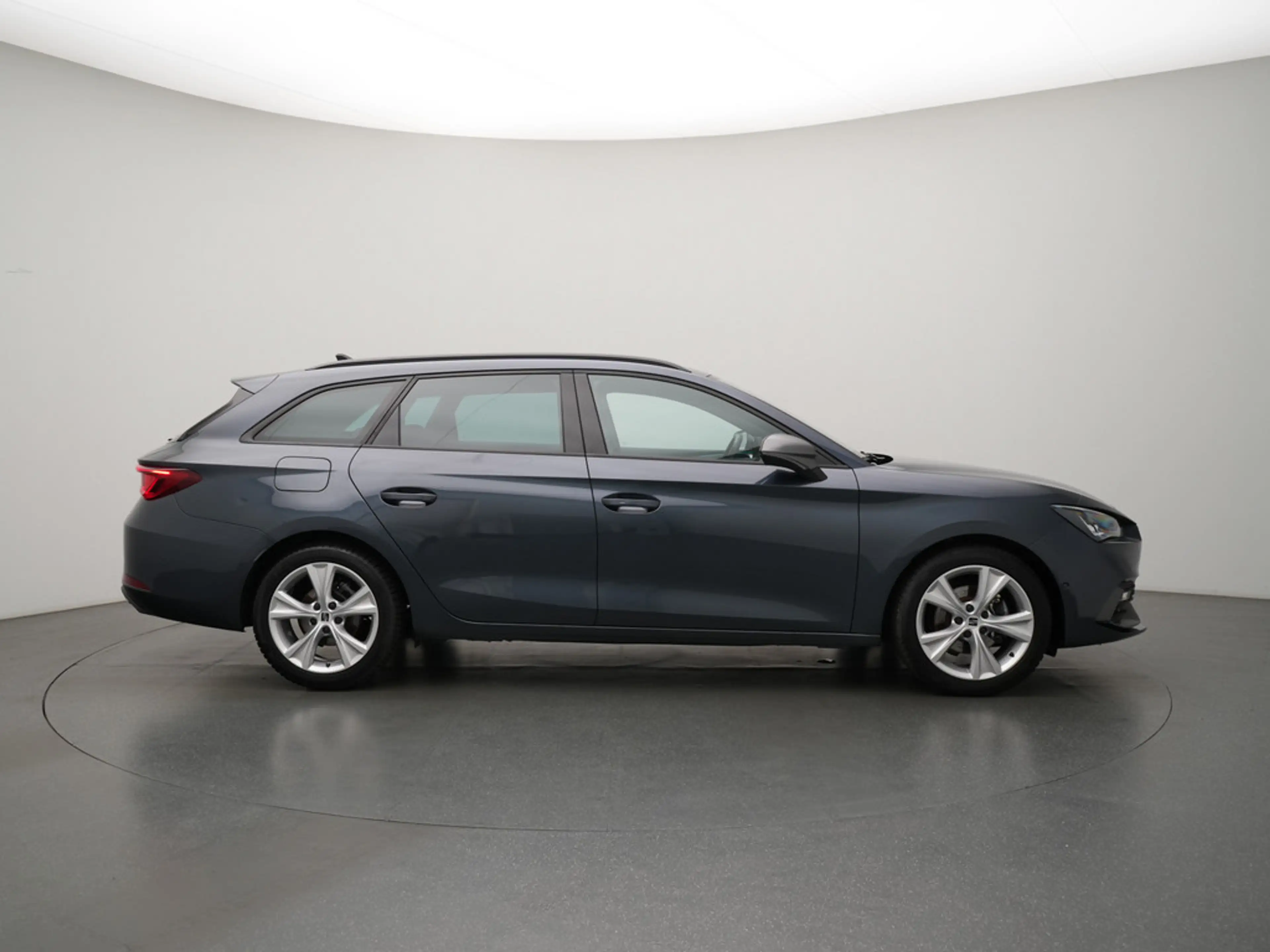SEAT Leon ST FR DSG LED KAM KEYLESS ACC PDC NAVI — photo 3