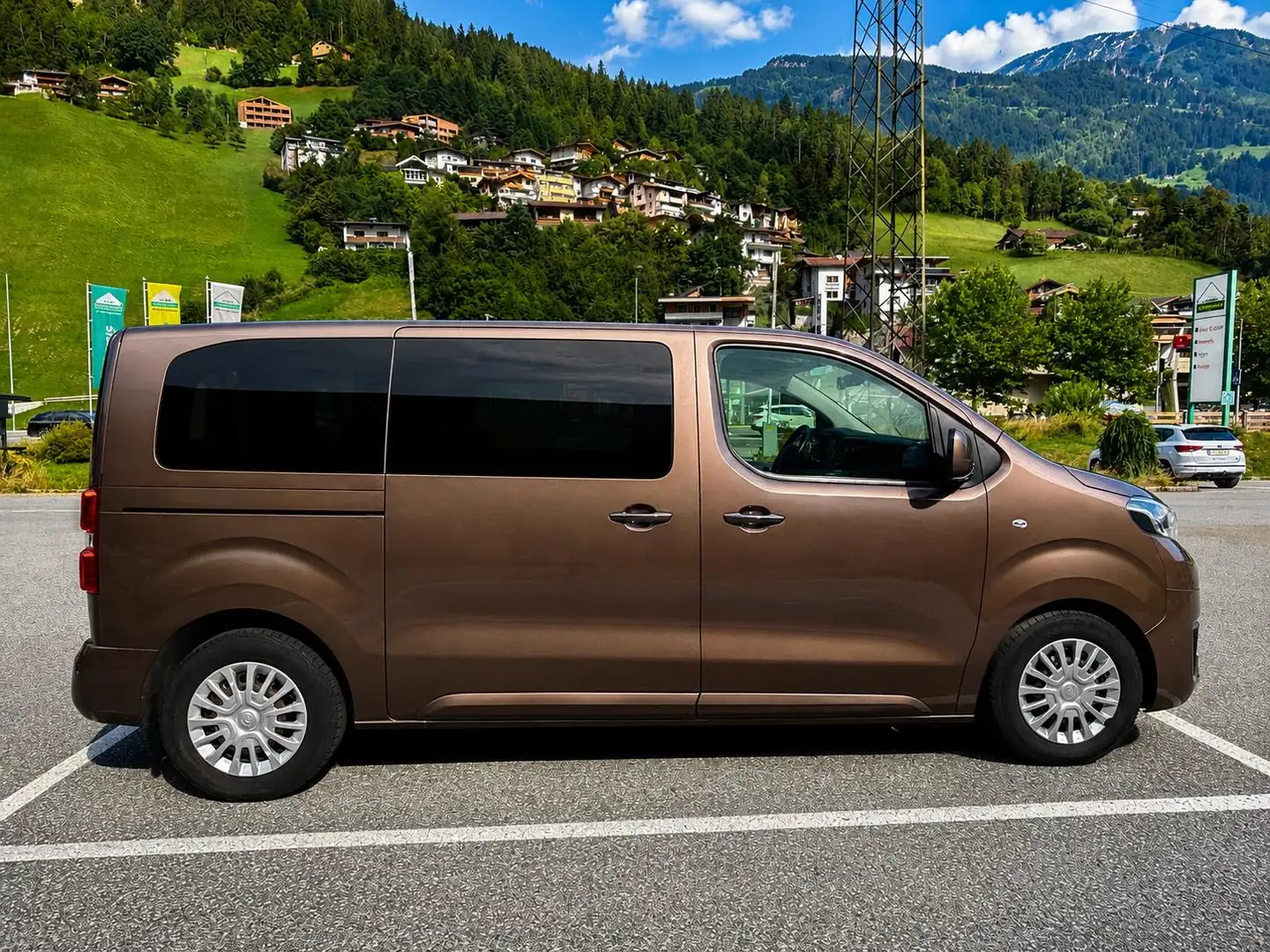 Toyota Proace Proace Verso 2,0 D-4D 145 Medium Family Family Braun - 1