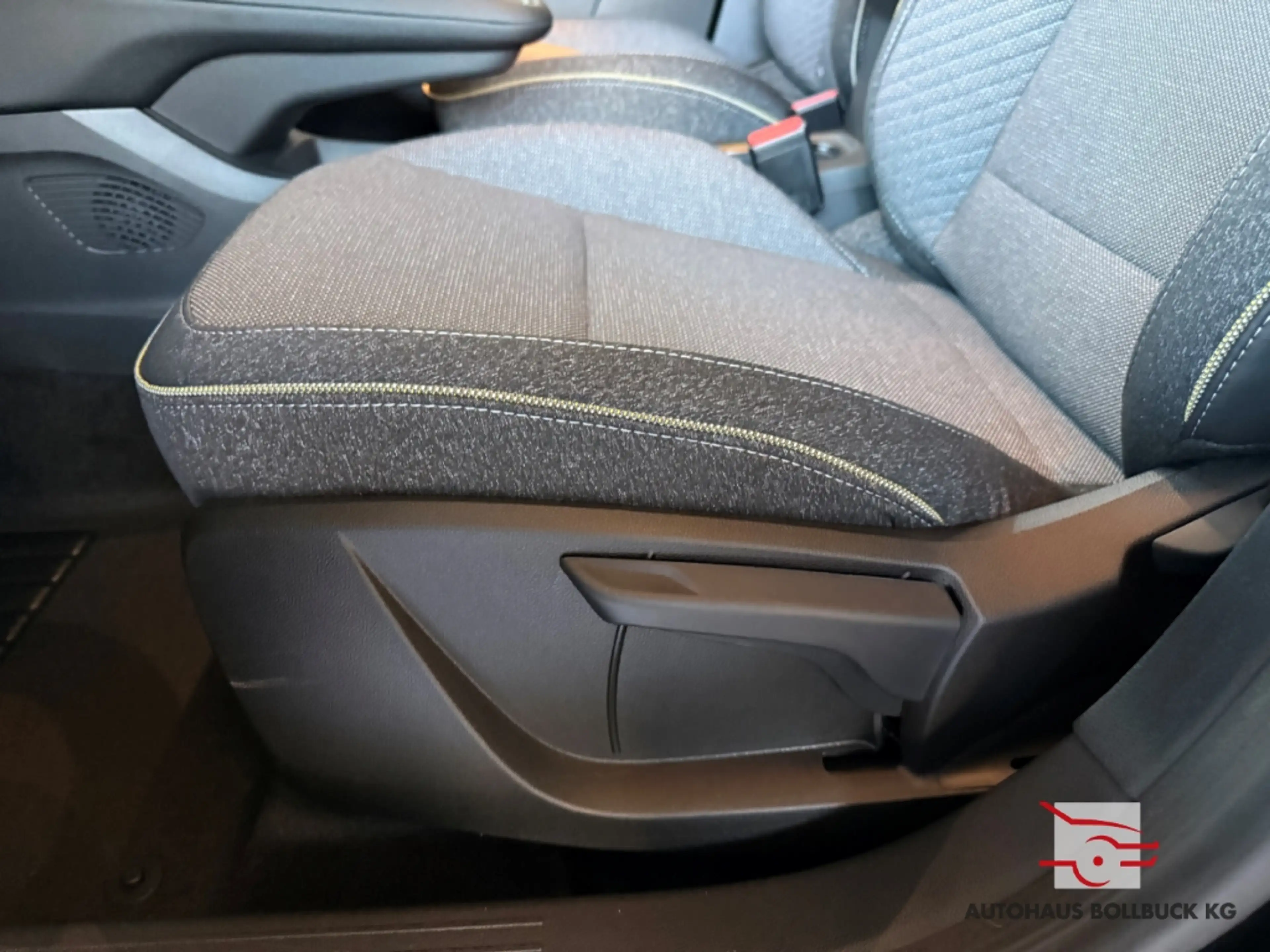 Mitsubishi Grandis MHEV 103 kW Edition 1.3 T Intro Edit 7DCT Navi Dig — photo 8