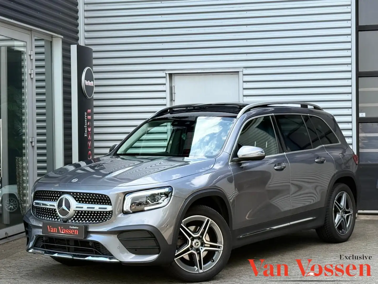 Mercedes-Benz GLB 180 AMG Line|PANO|CAMERA|LANEASSIST|STOELVERWARMING| Grijs - 1