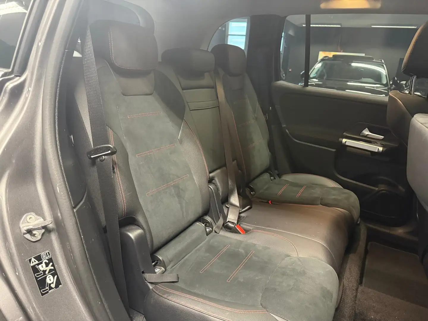 Mercedes-Benz GLB 180 AMG Line|PANO|CAMERA|LANEASSIST|STOELVERWARMING| Grijs - 2