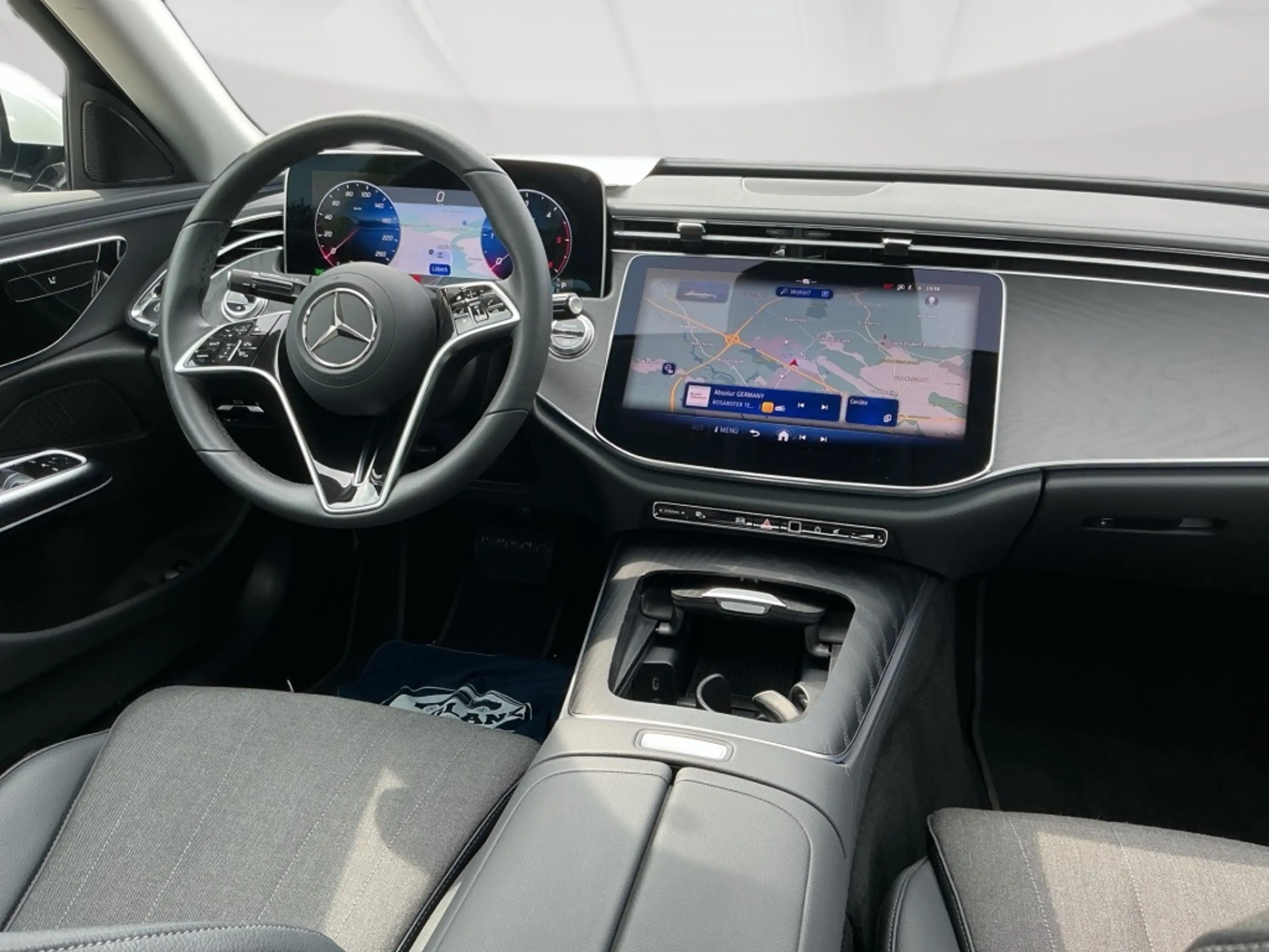 Mercedes-Benz E 220 d AVANTGARDE DISTR KAMERA PANO SPUR PDC — photo 11