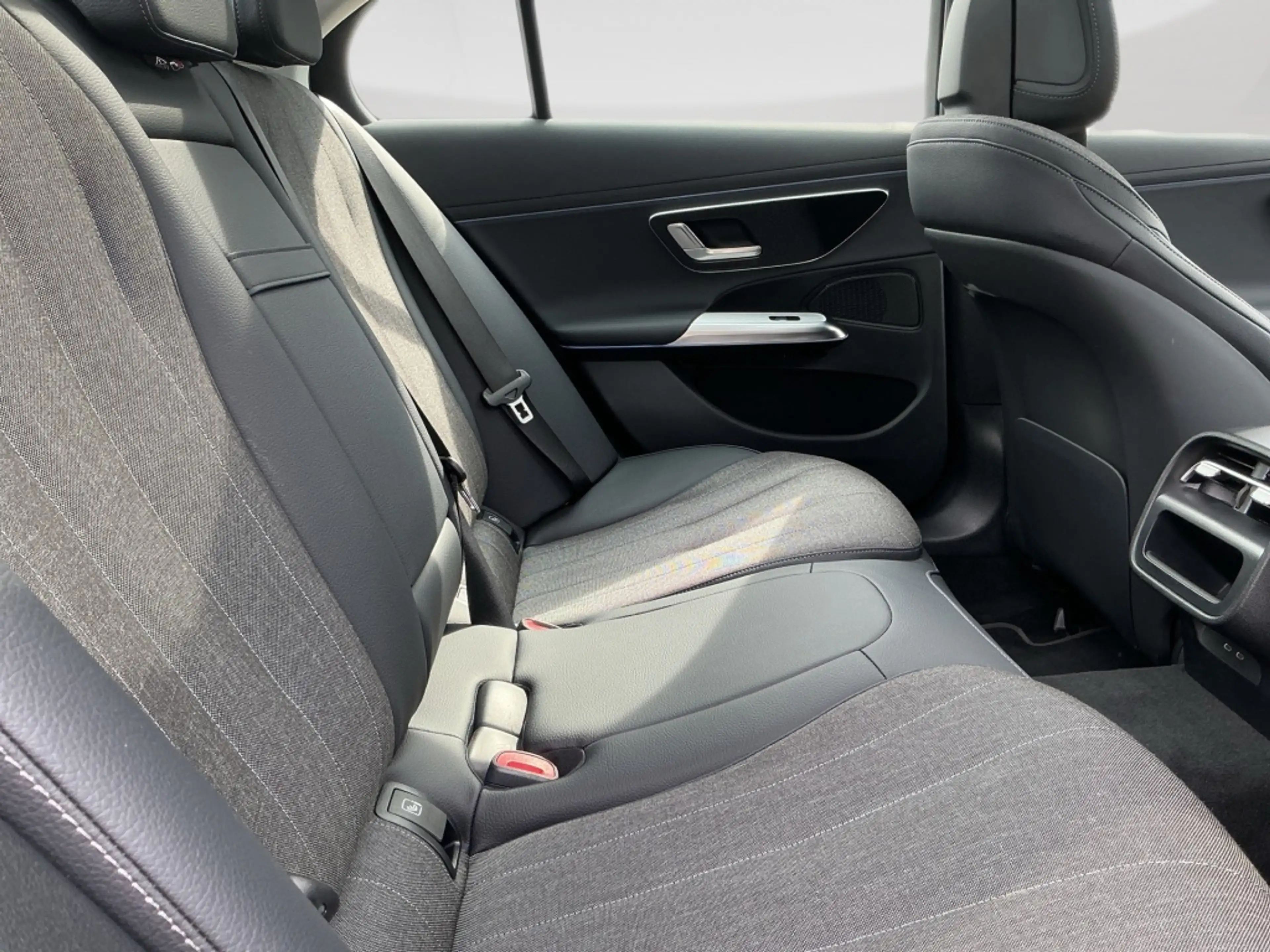 Mercedes-Benz E 220 d AVANTGARDE DISTR KAMERA PANO SPUR PDC — photo 14