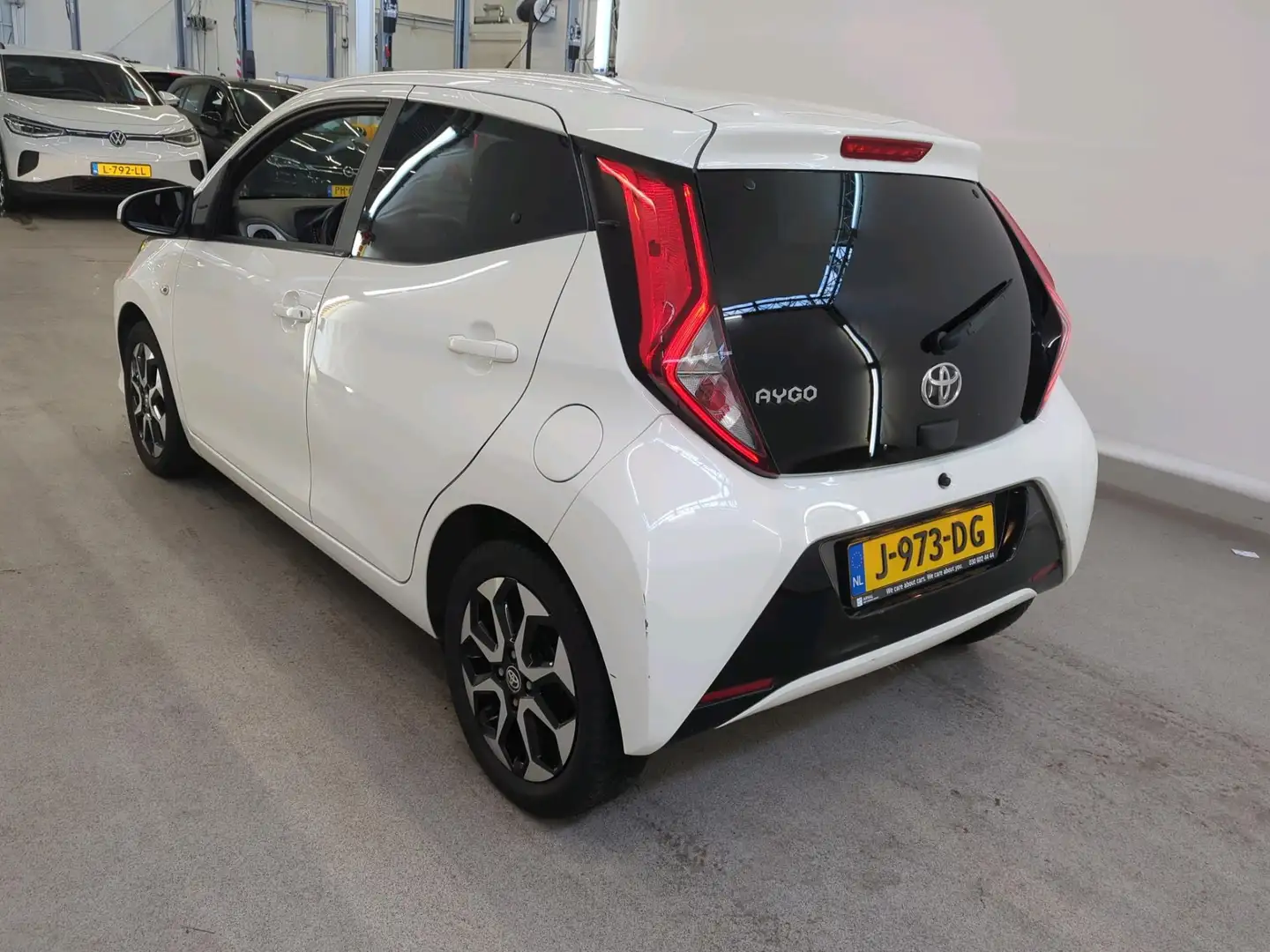 Toyota Aygo 1.0 VVT-i 72pk x-joy | 5-Deurs | Apple CarPlay | A Blanc - 2