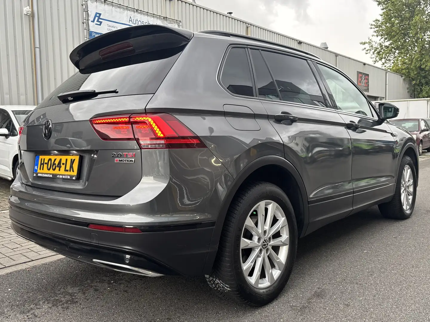 Volkswagen Tiguan 2.0 TSI 4Motion Highline / PANORAMA DAK Grau - 2