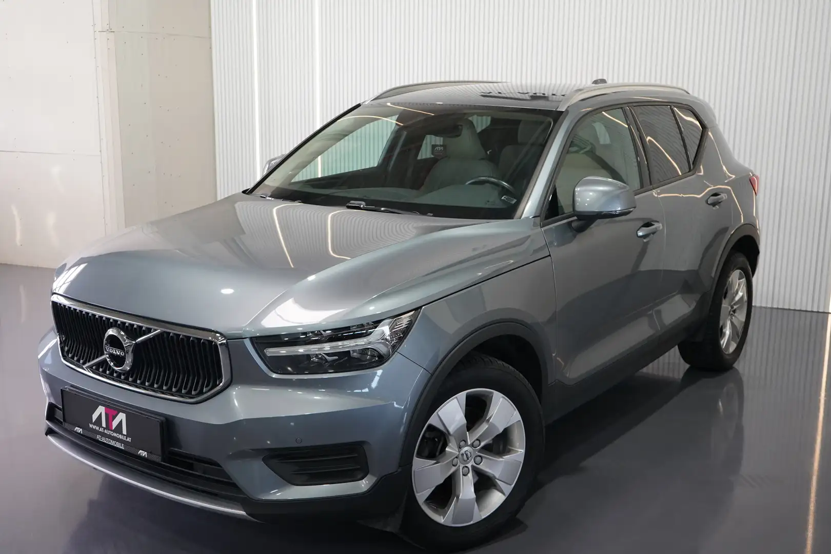 Volvo XC40 Momentum AWD Grau - 2