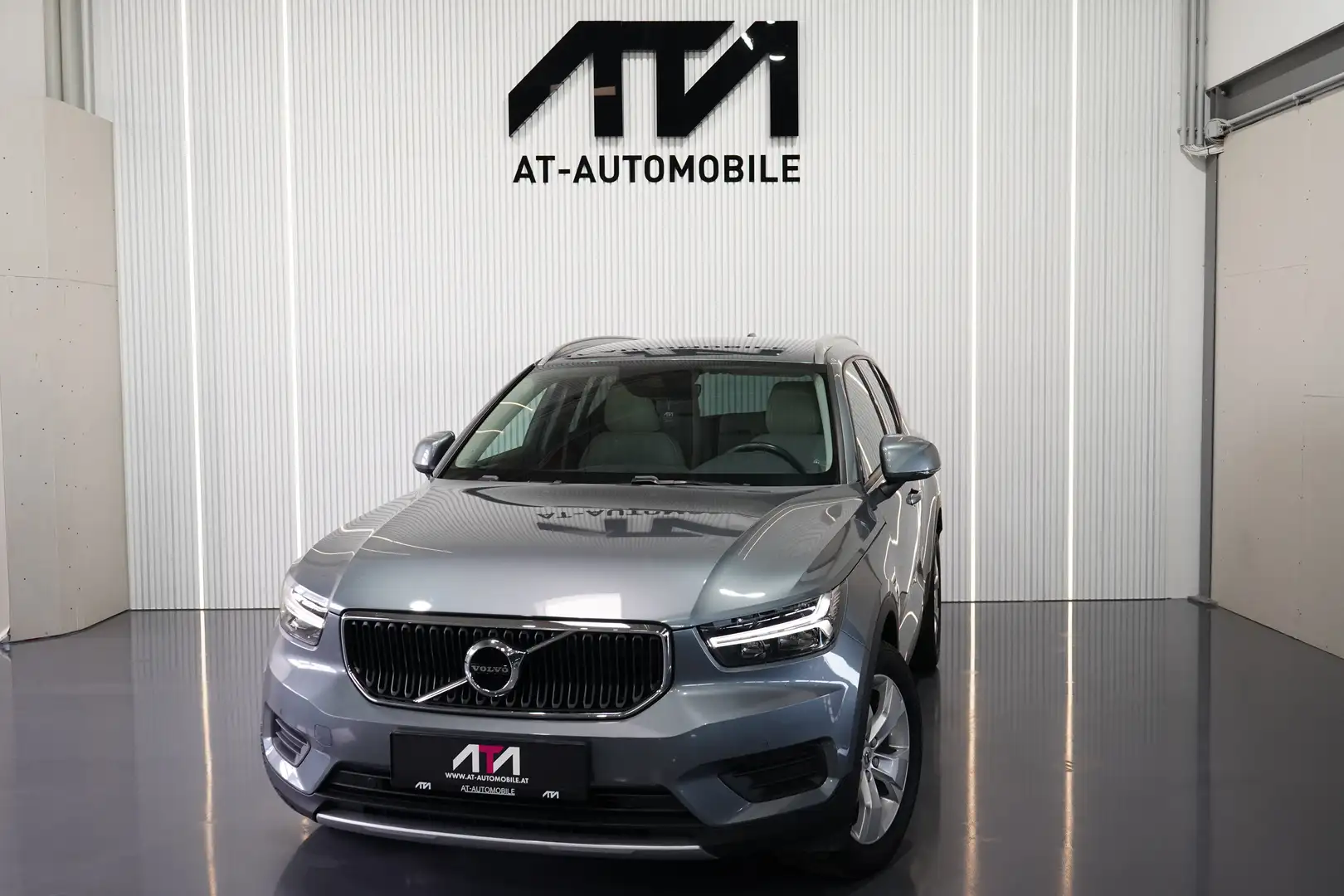 Volvo XC40 Momentum AWD Grau - 1