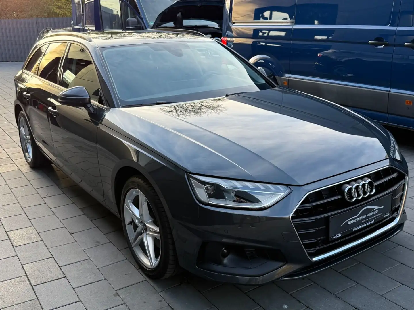 Audi A4 Avant 30 TDI NAVI LED ACC AHK 1HAND Gris - 2