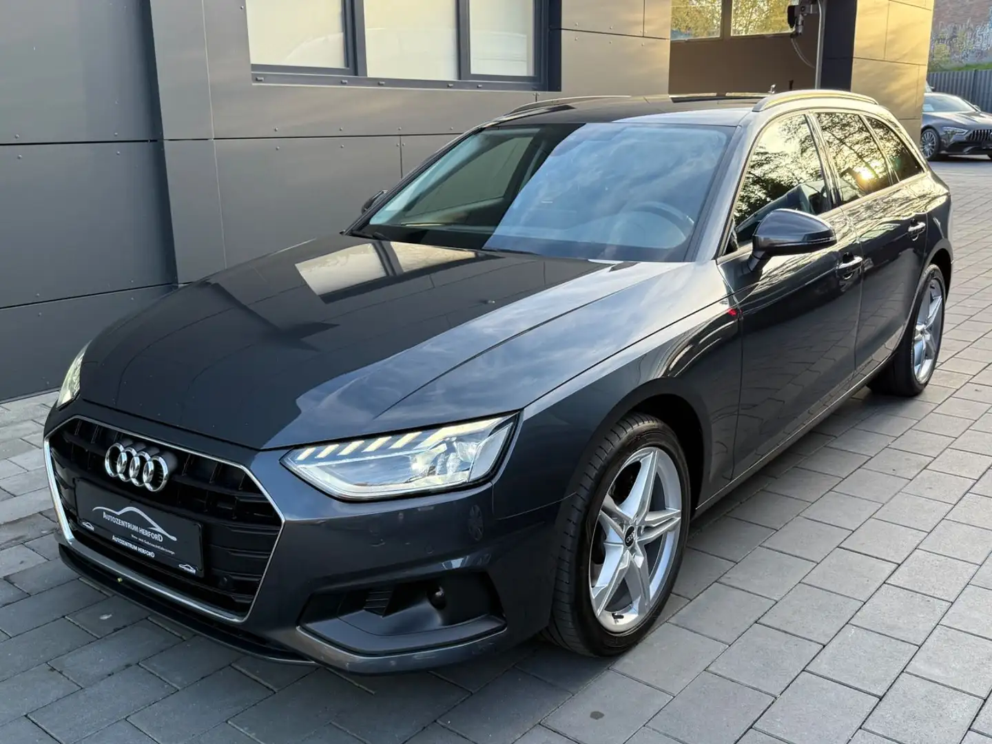 Audi A4 Avant 30 TDI NAVI LED ACC AHK 1HAND Gris - 1