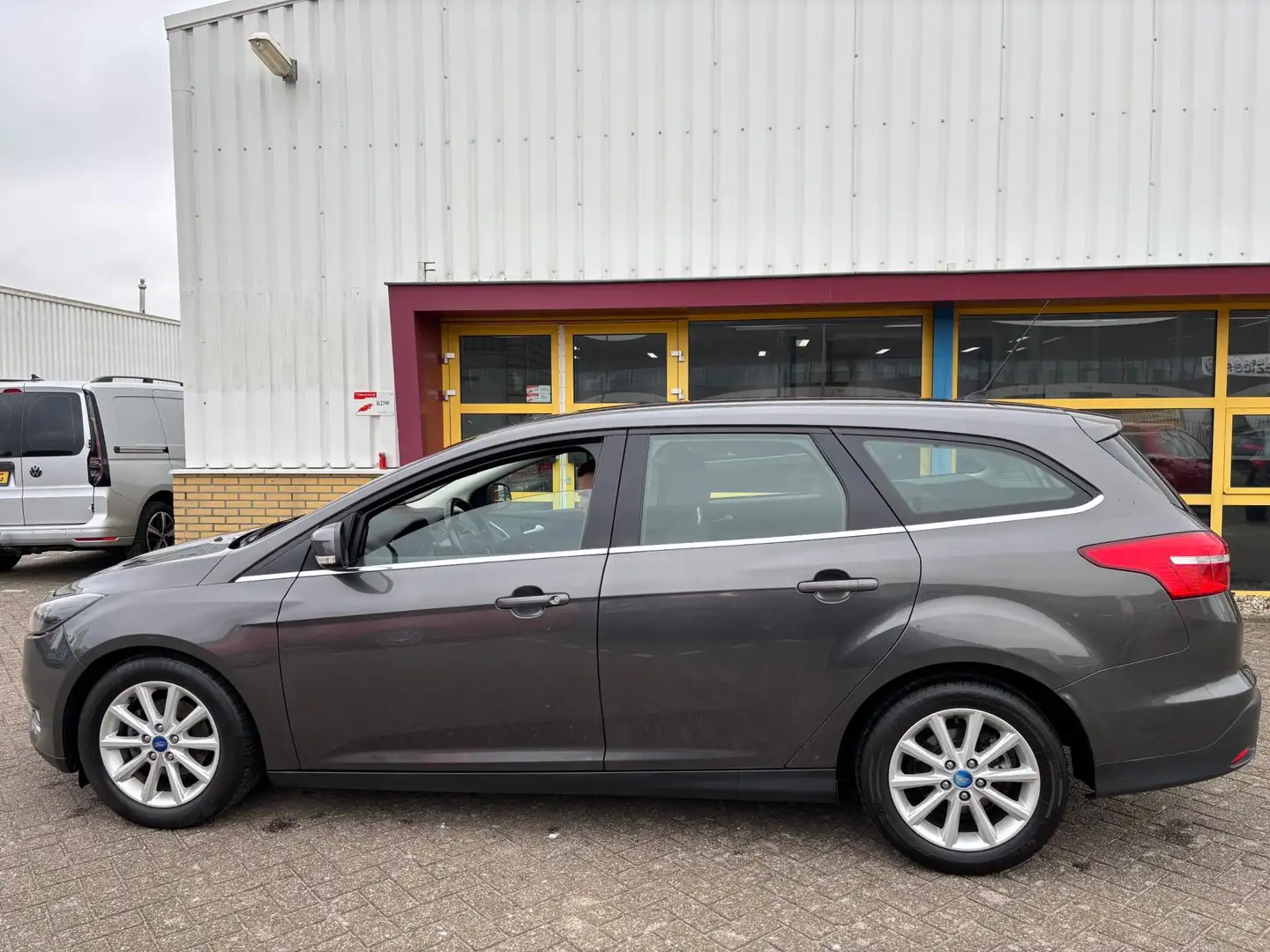 Ford Focus Wagon 1.0 Titanium Edition APK T/M 18-1-2026 Grijs - 2