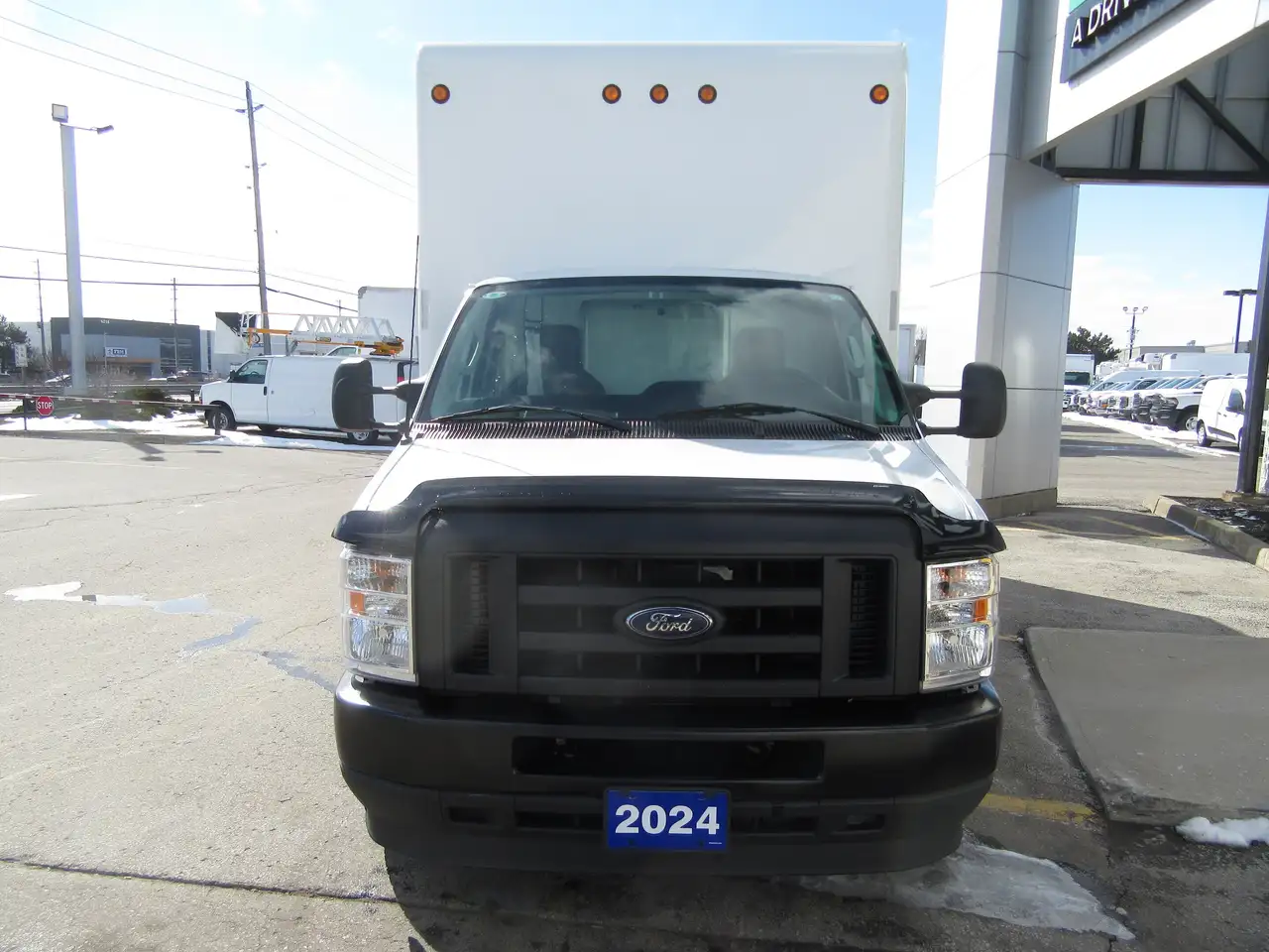 Ford E-350 Super Duty снимка Ford E-350 Super Duty