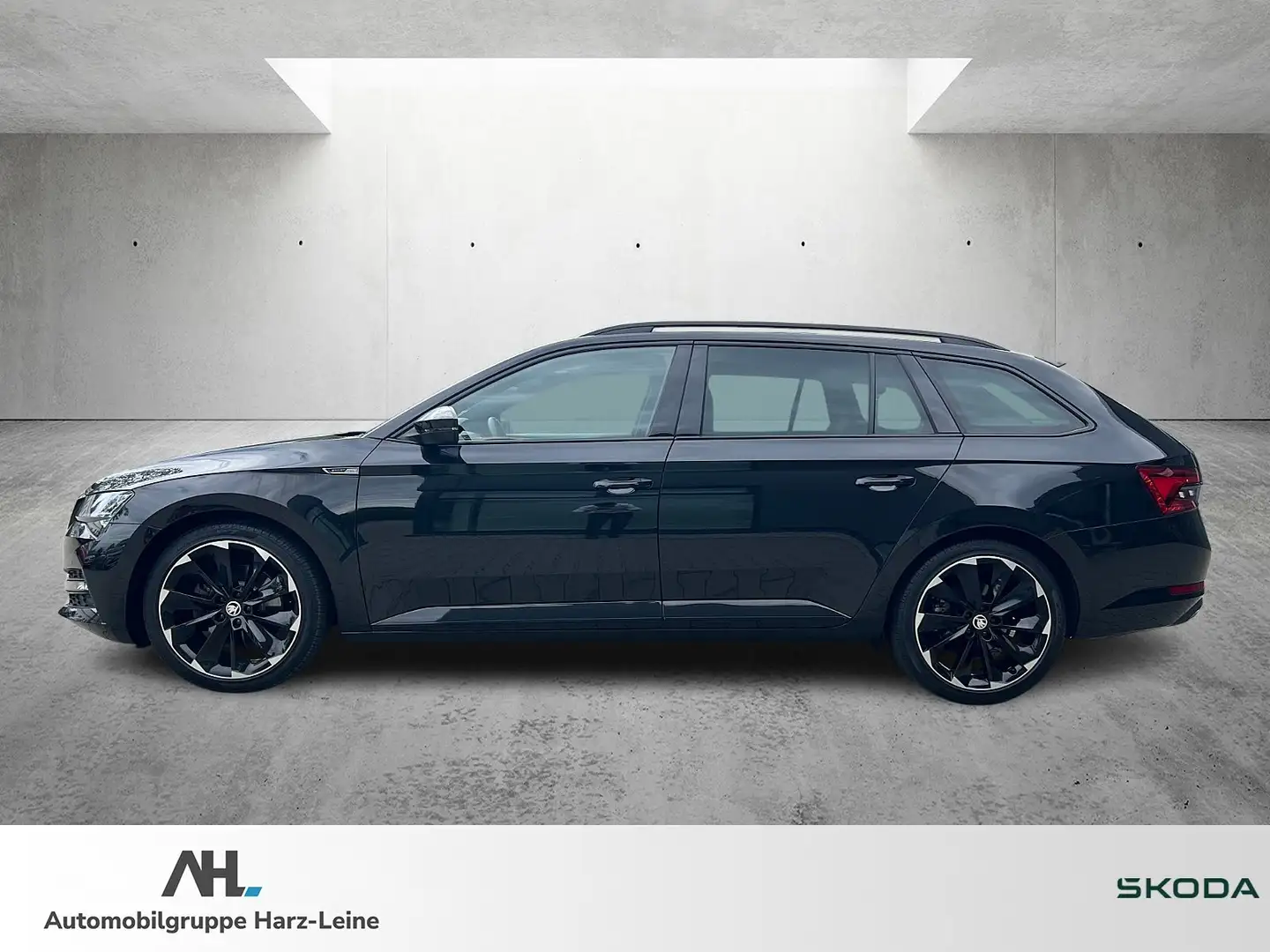 Skoda Superb Combi 2.0 TDI Sportline DSG LED Navi ACC AHK Pano Zwart - 2