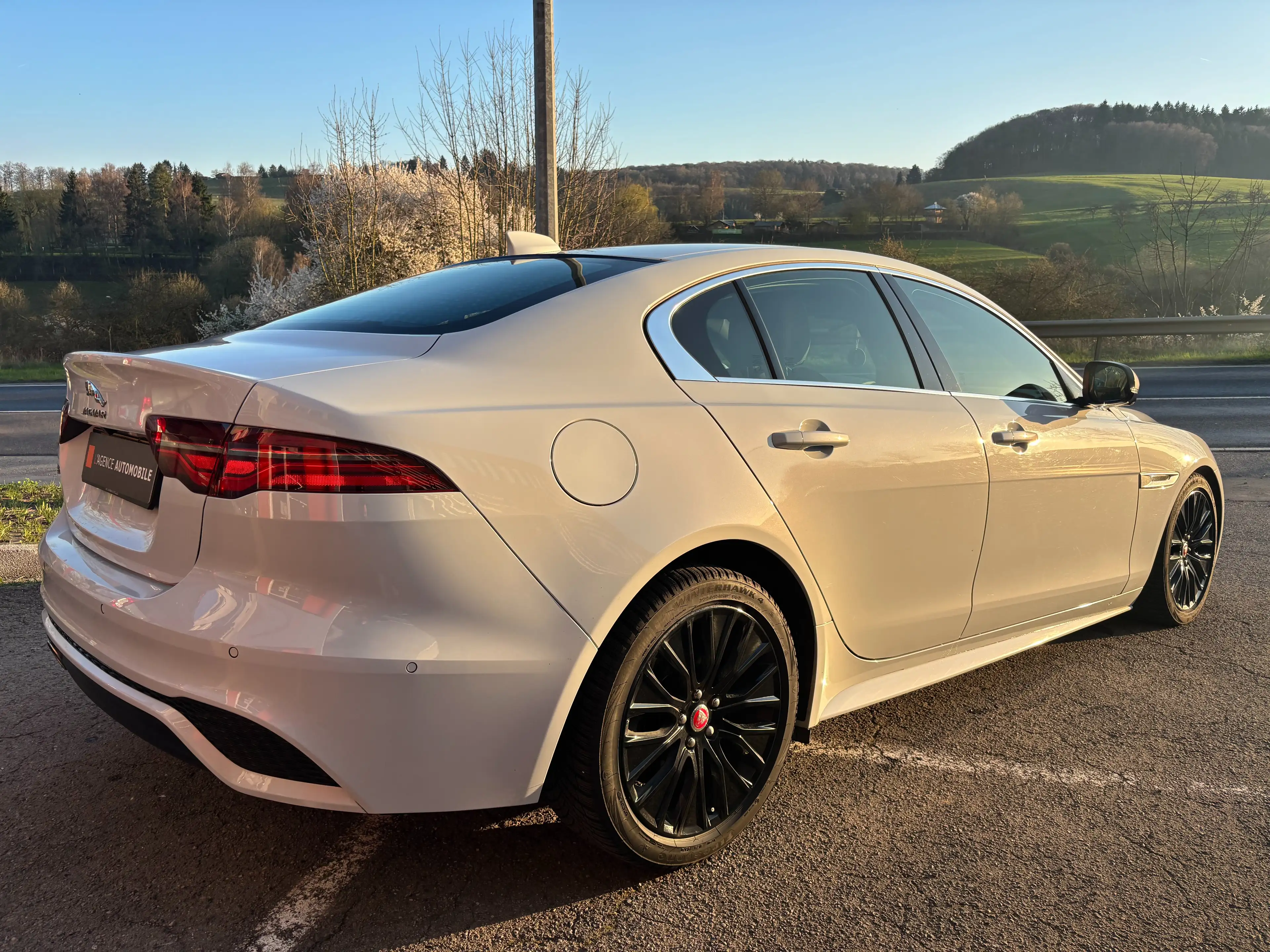 Jaguar XE D200 AWD Aut R-Dynamic SE-JUSQU'A 48 MOIS GARANTIE — photo 5