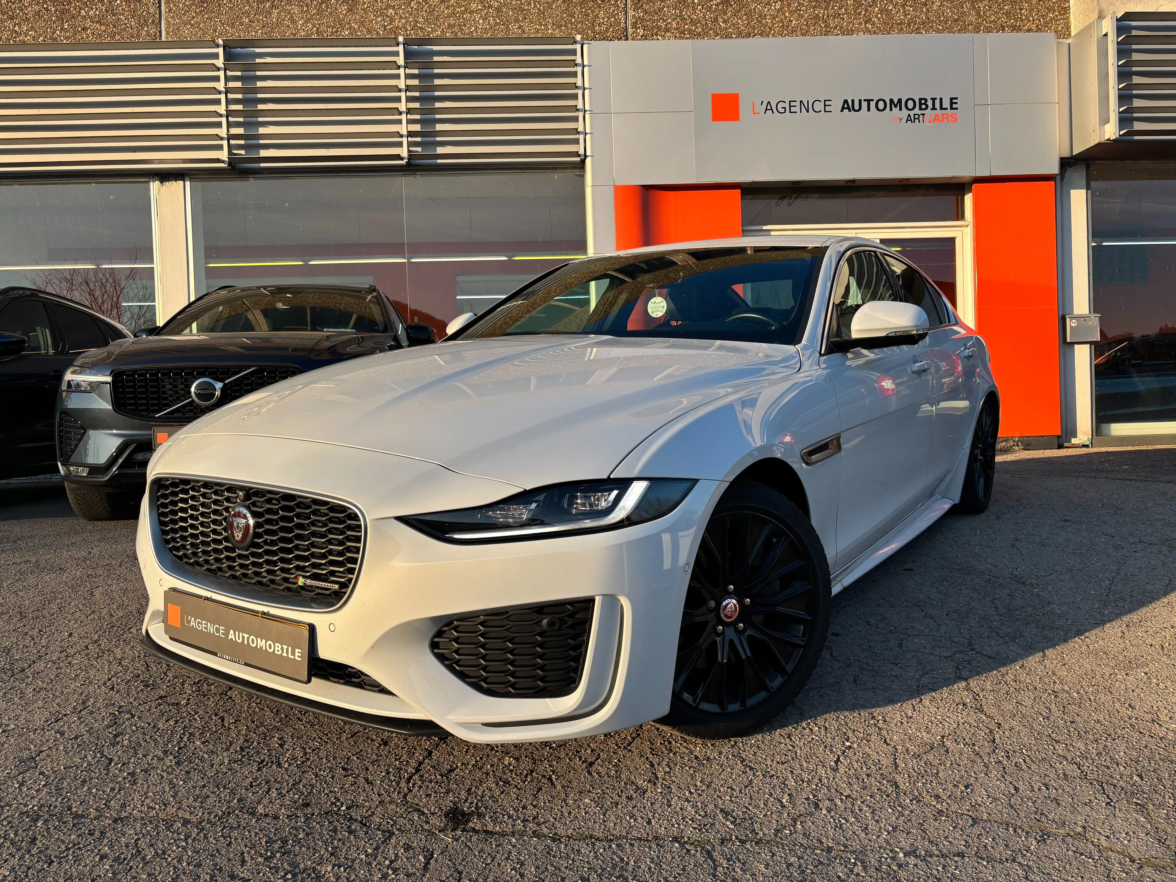 Jaguar XE D200 AWD Aut R-Dynamic SE-JUSQU'A 48 MOIS GARANTIE — photo 3