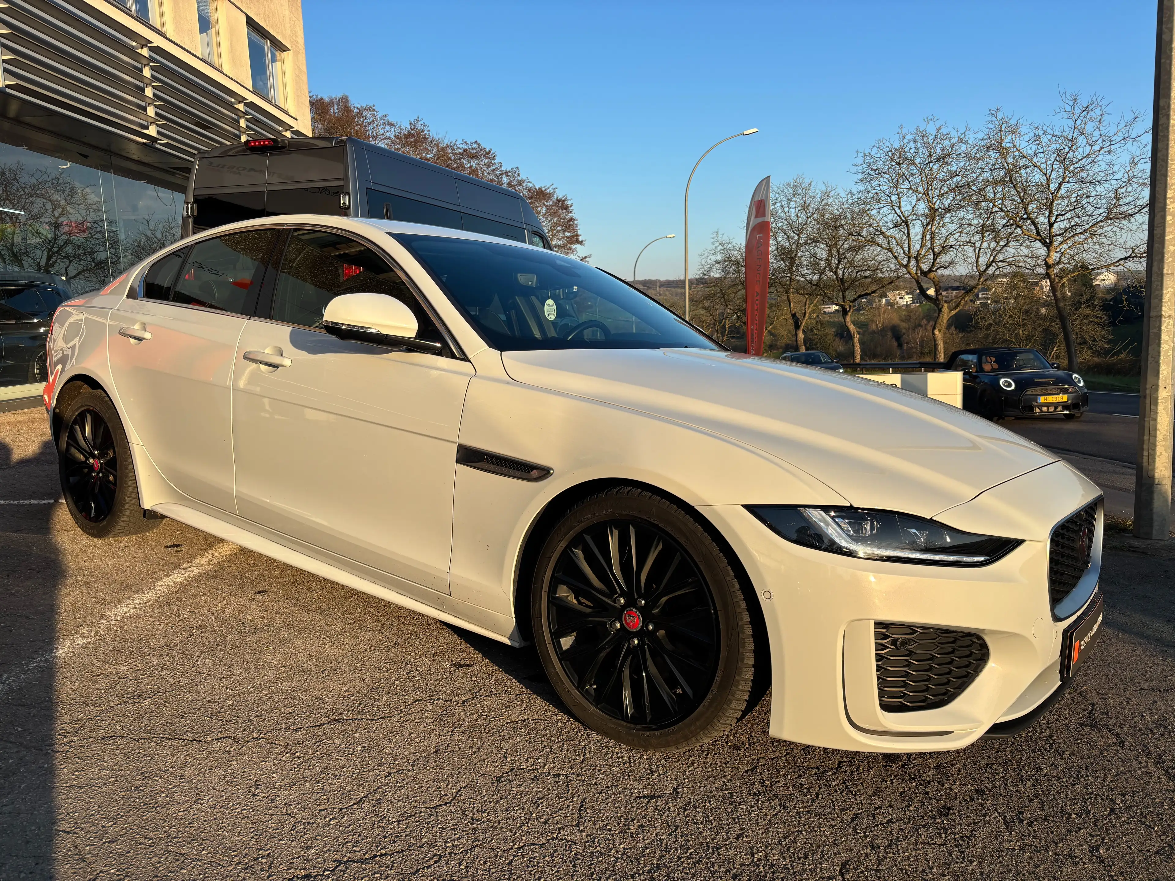 Jaguar XE D200 AWD Aut R-Dynamic SE-JUSQU'A 48 MOIS GARANTIE — photo 4