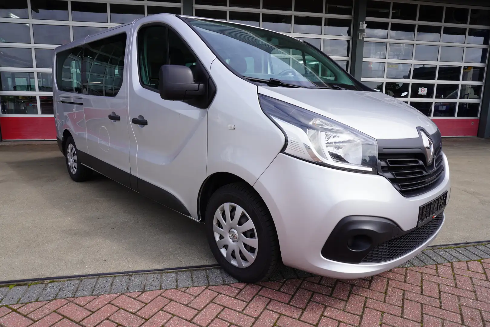 Renault Trafic Passenger dCi 95PK L2 Grand Expression Energy 8/9 Szary - 1