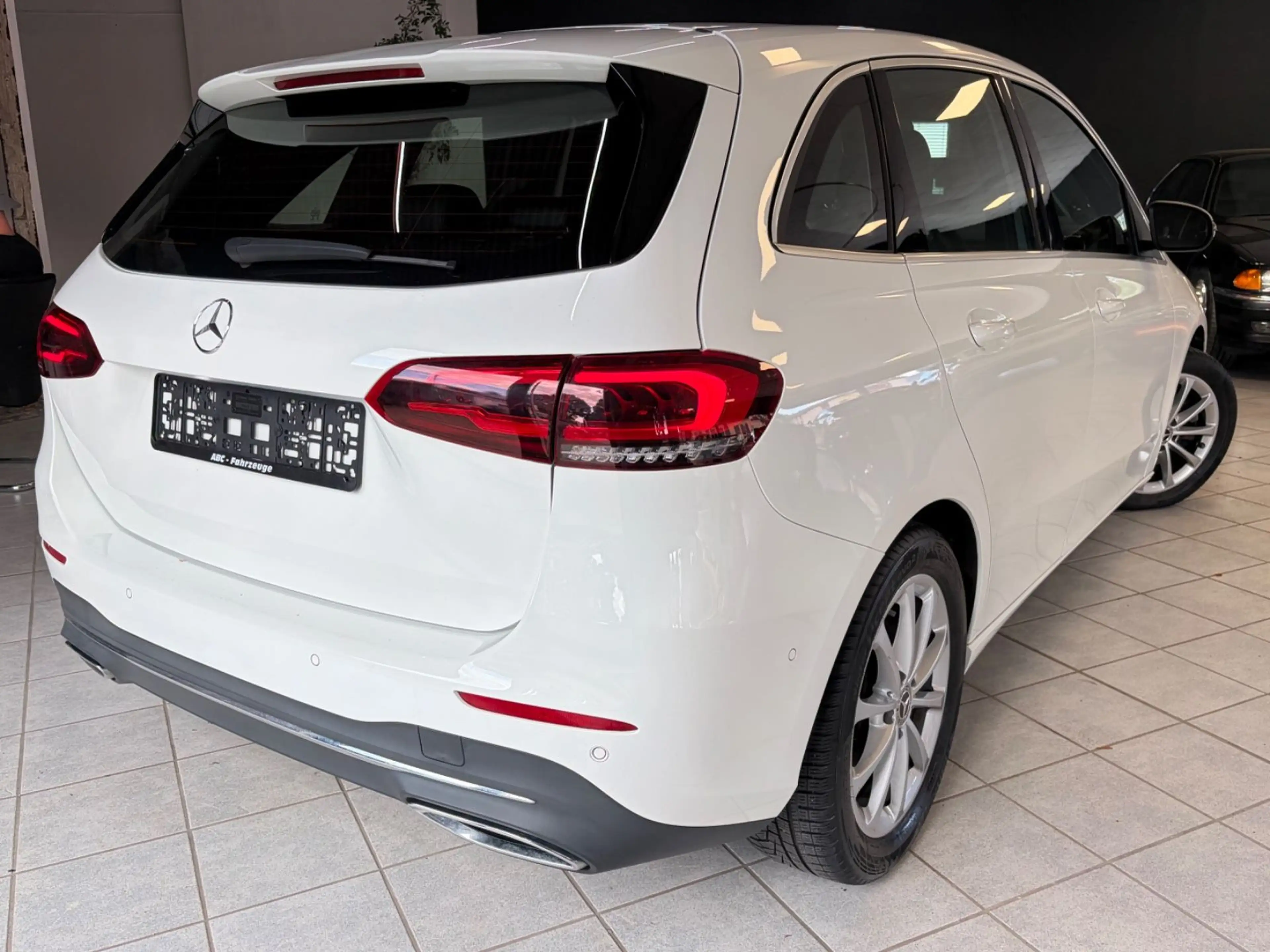 Mercedes-Benz B 220 4Matic — photo 2