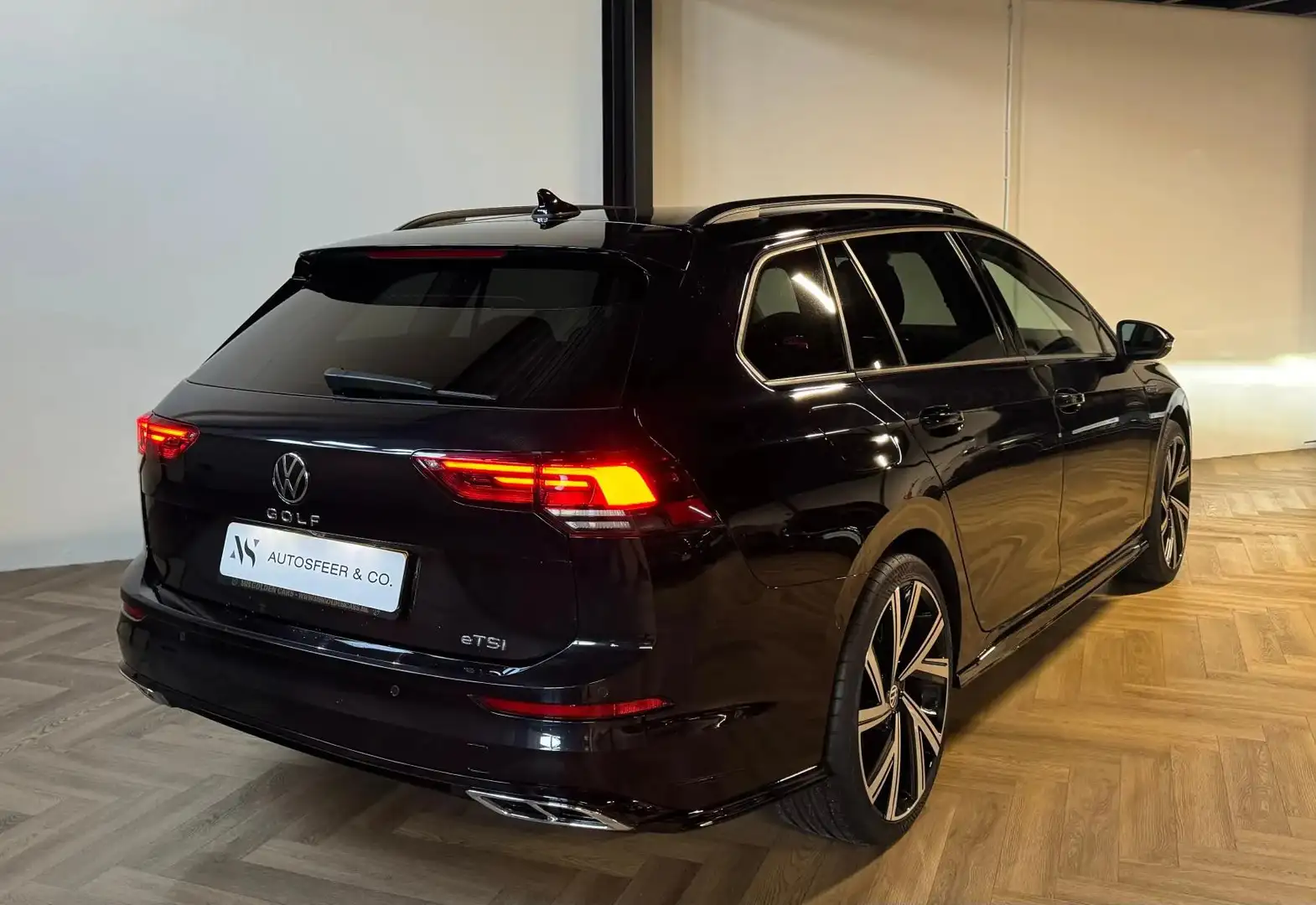 Volkswagen Golf Variant 1.5 eTSI R-Line Business+ Zwart - 2