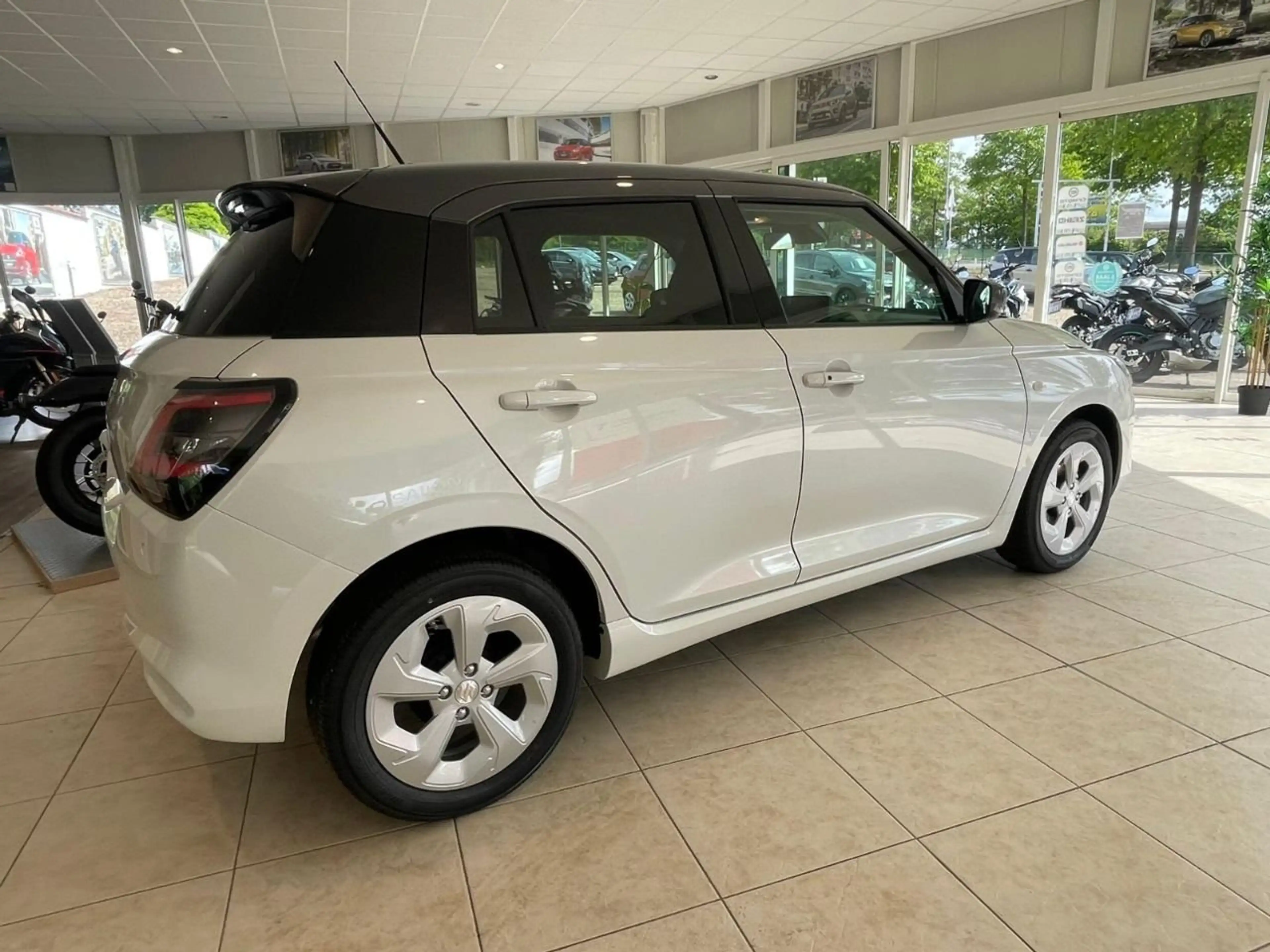 Suzuki Swift 1.2 Dualjet Hybrid 61 kW Club — photo 4