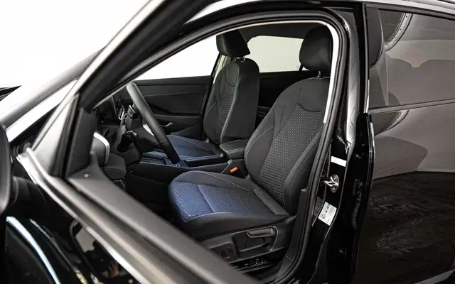 Volkswagen T-Roc view 9