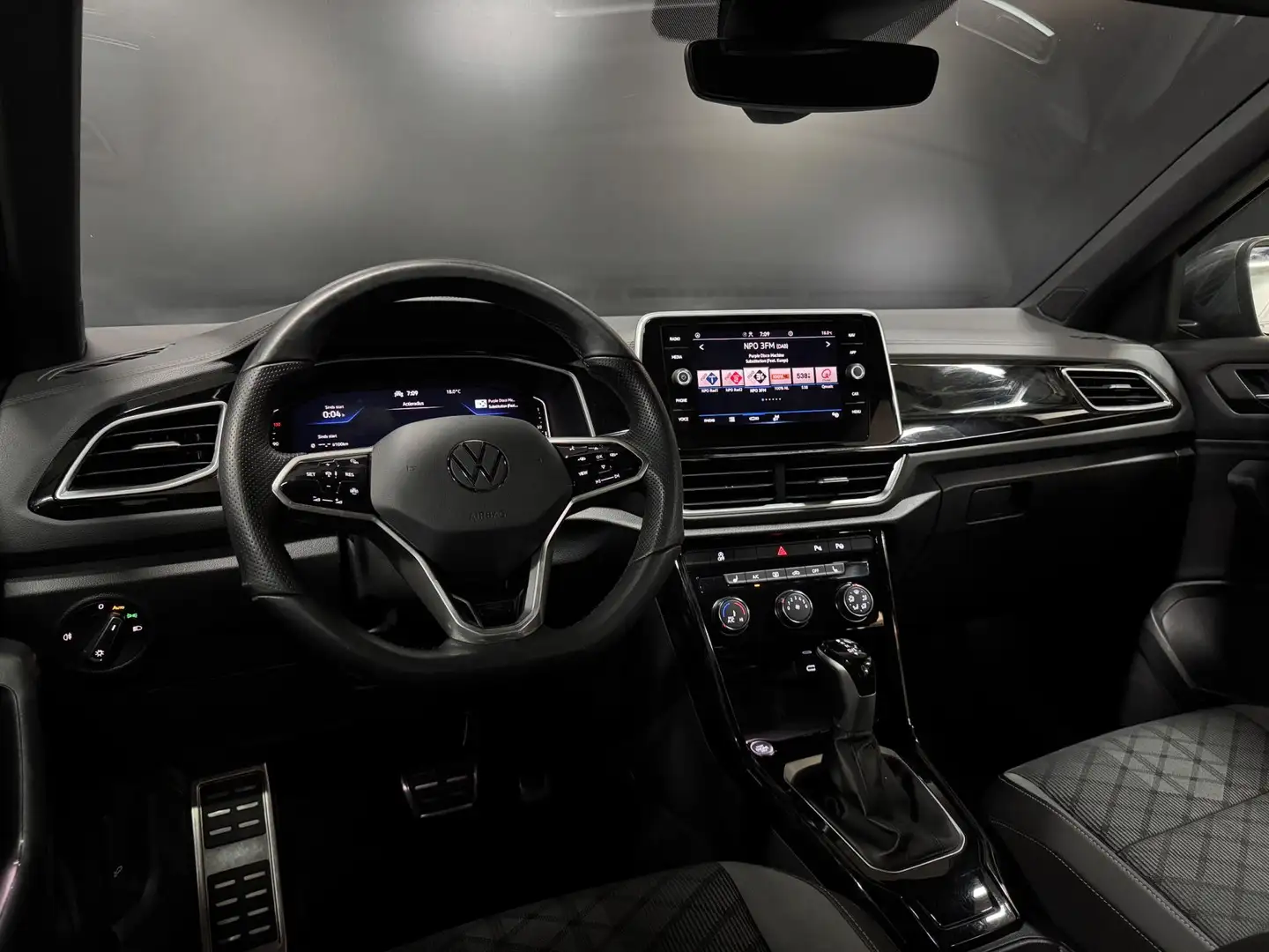 Volkswagen T-Roc 1.5 TSI 2X R-Line 150PK, Virtual Cockpit, Apple Ca Grigio - 2