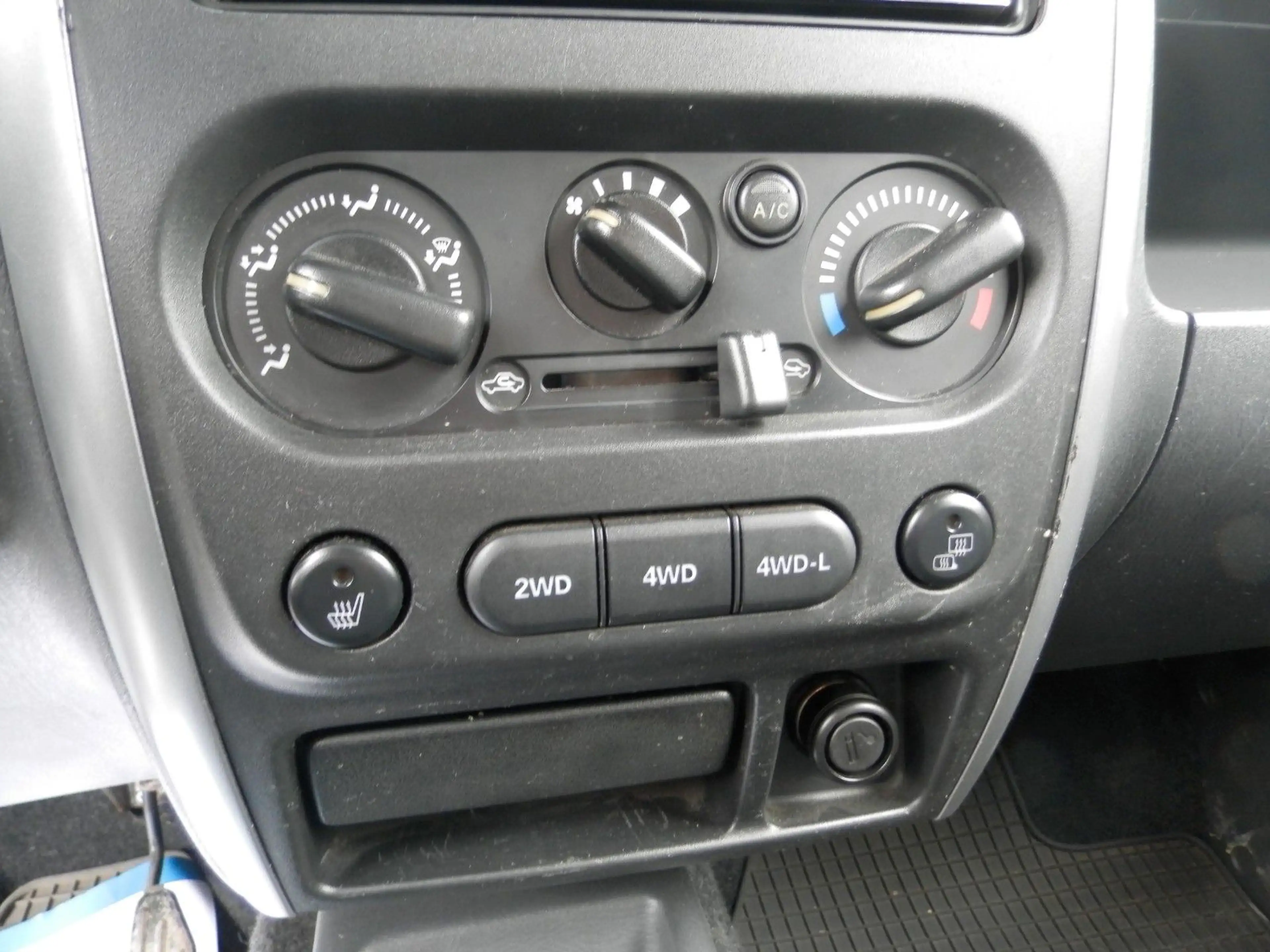 Suzuki Jimny Club Lim.*NR.9*Leder*Klima*ALU*AHK* — photo 7