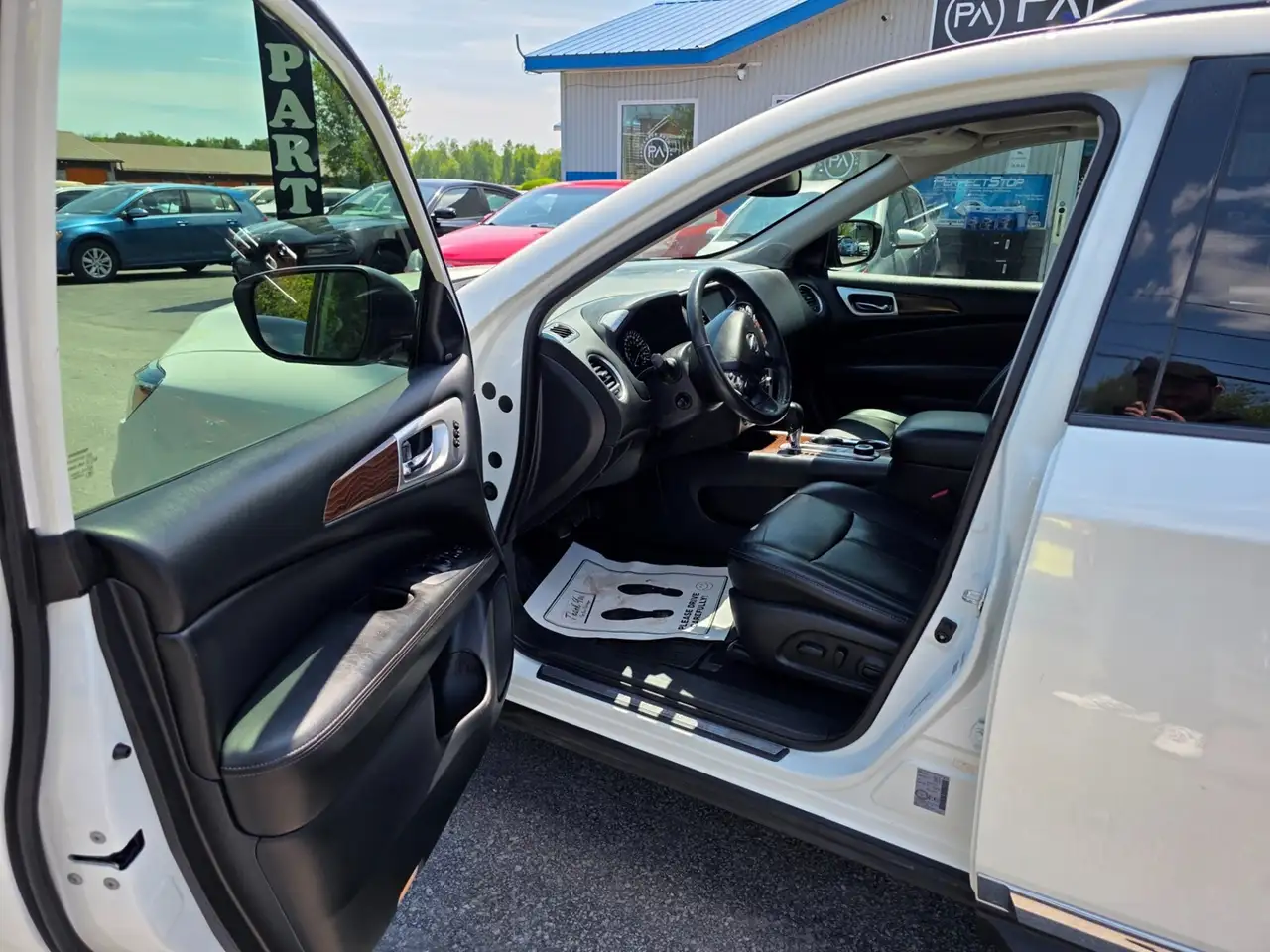 Nissan Pathfinder снимка Nissan Pathfinder