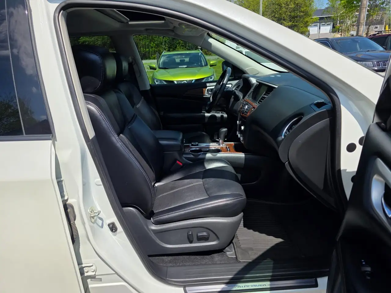Nissan Pathfinder снимка Nissan Pathfinder