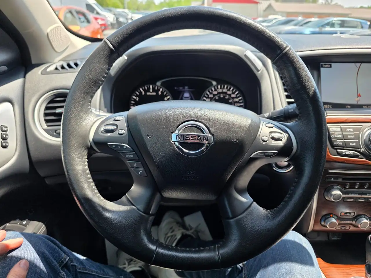 Nissan Pathfinder снимка Nissan Pathfinder
