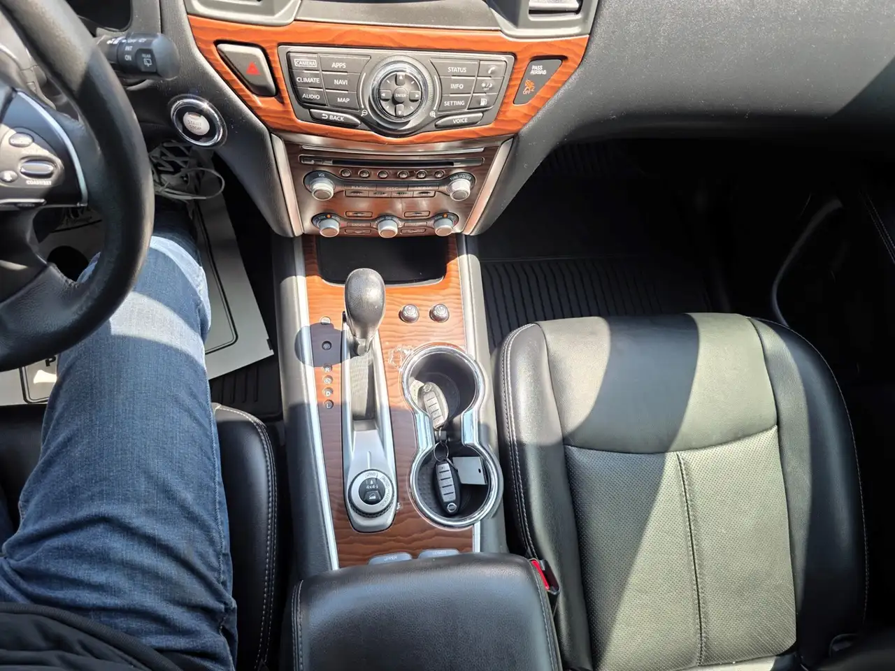 Nissan Pathfinder снимка Nissan Pathfinder