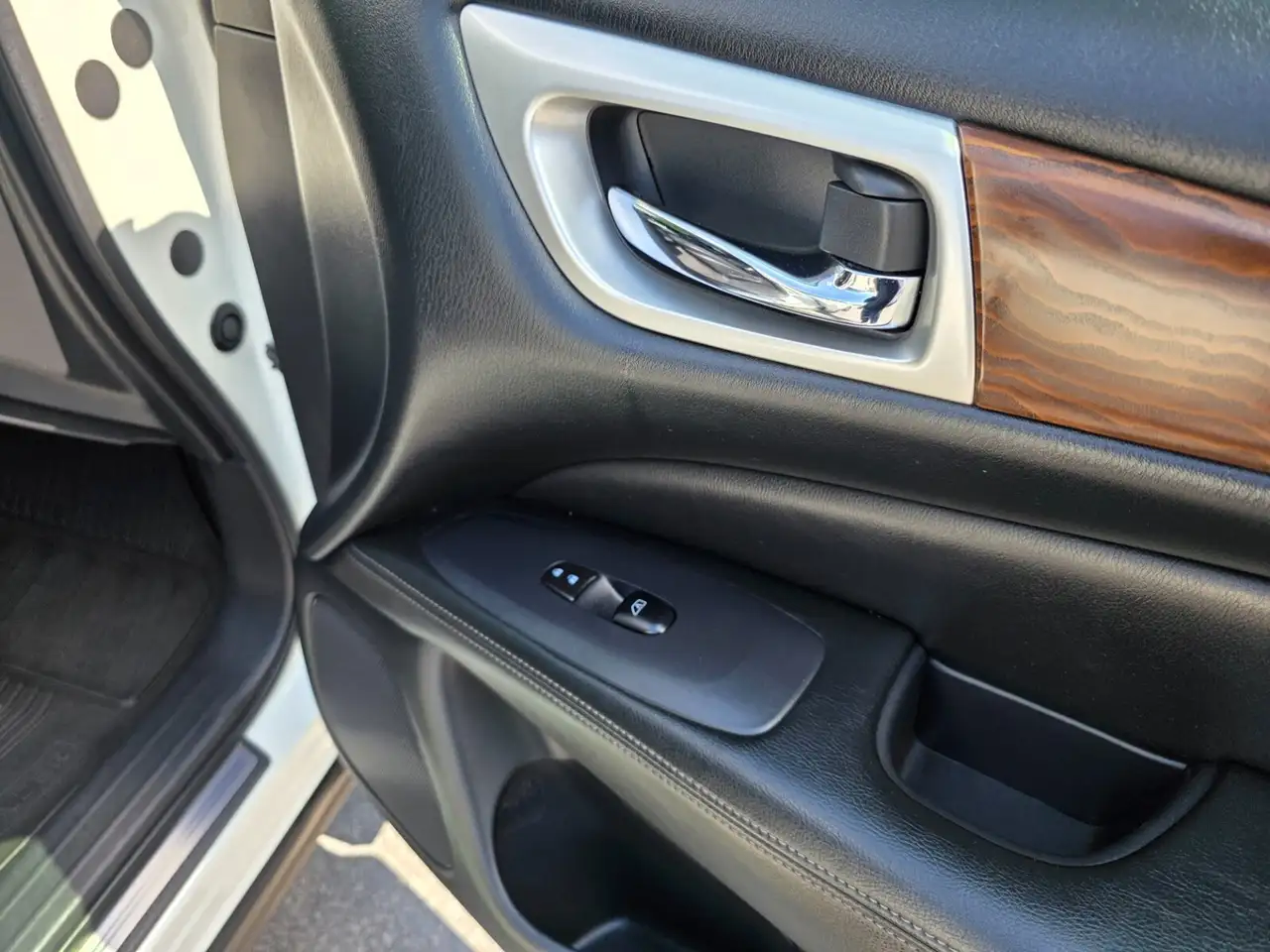 Nissan Pathfinder снимка Nissan Pathfinder