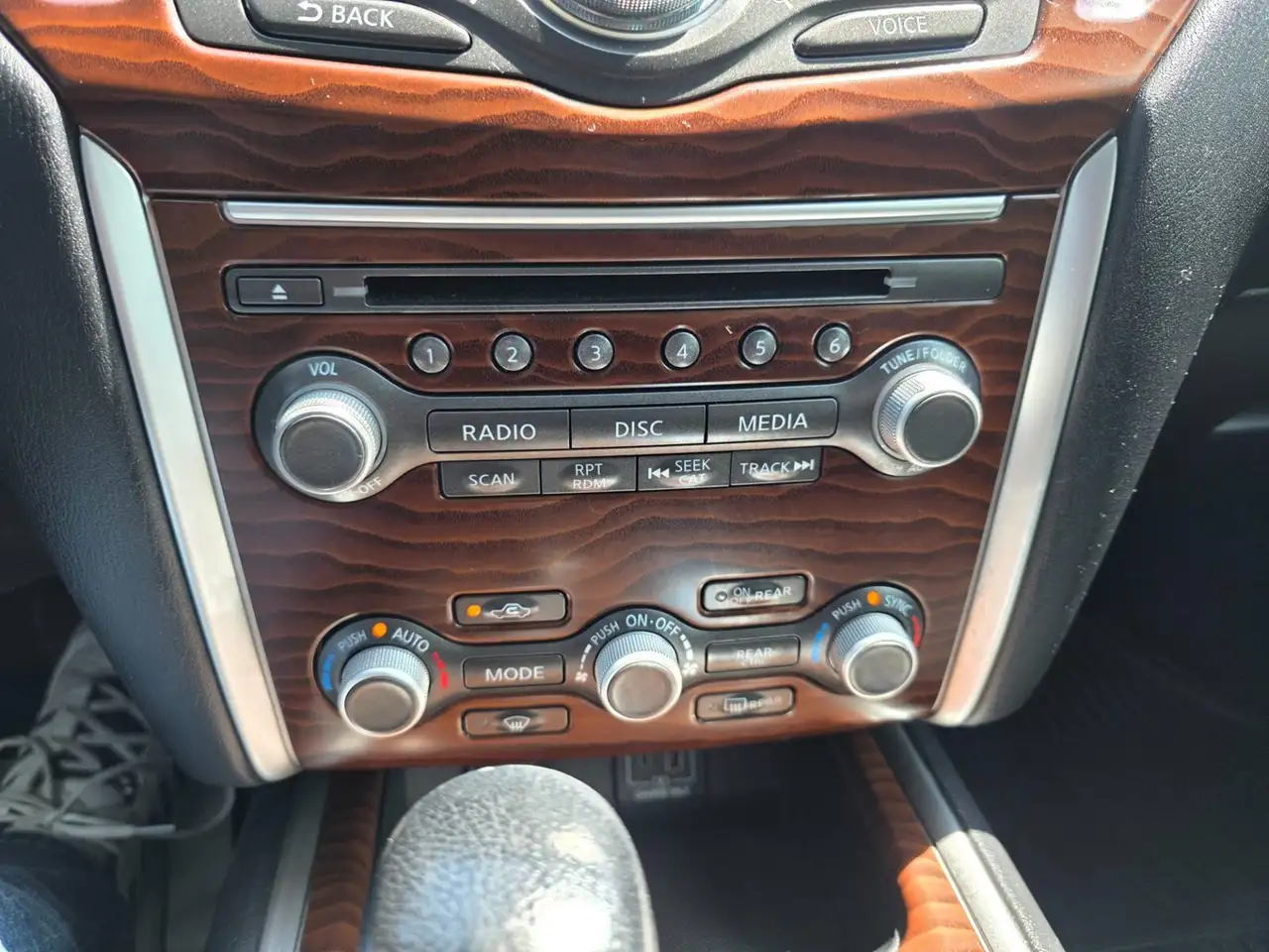 Nissan Pathfinder снимка Nissan Pathfinder