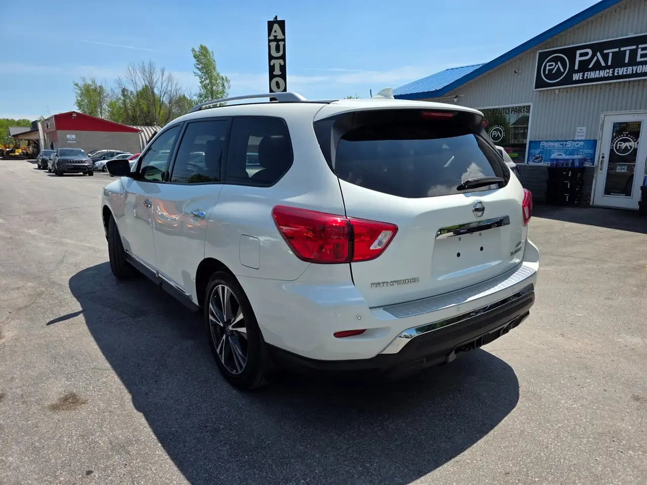 Nissan Pathfinder снимка Nissan Pathfinder