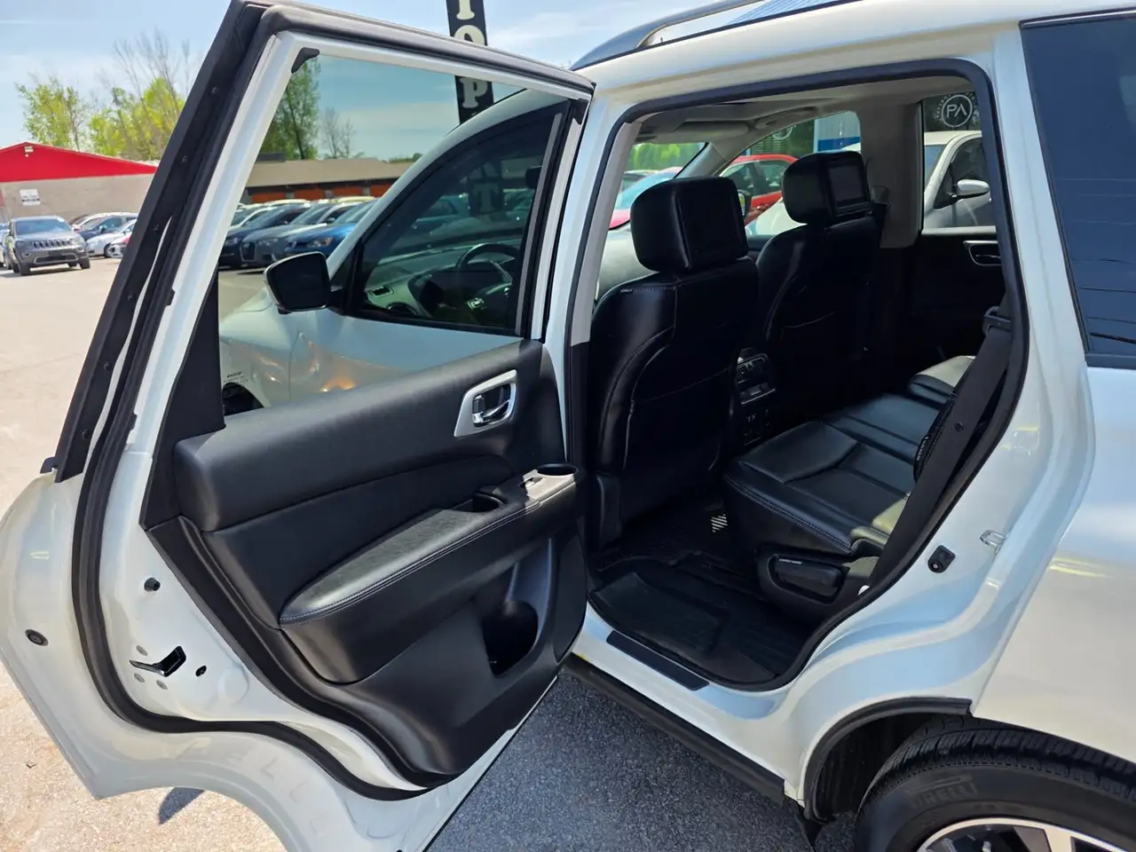 Nissan Pathfinder снимка Nissan Pathfinder
