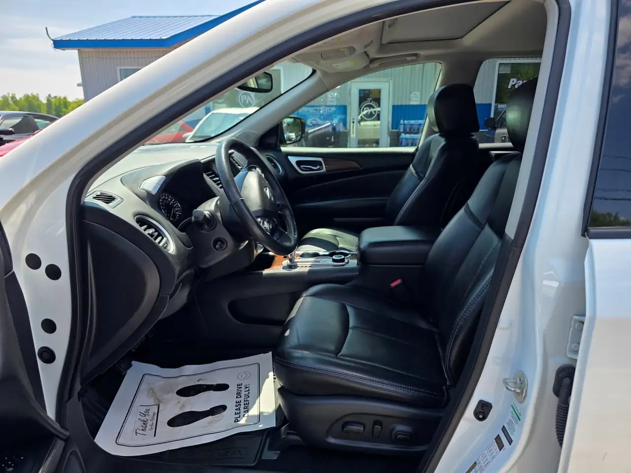 Nissan Pathfinder снимка Nissan Pathfinder