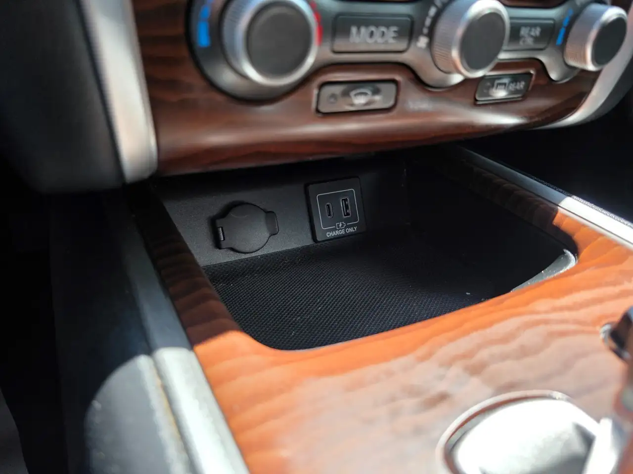 Nissan Pathfinder снимка Nissan Pathfinder