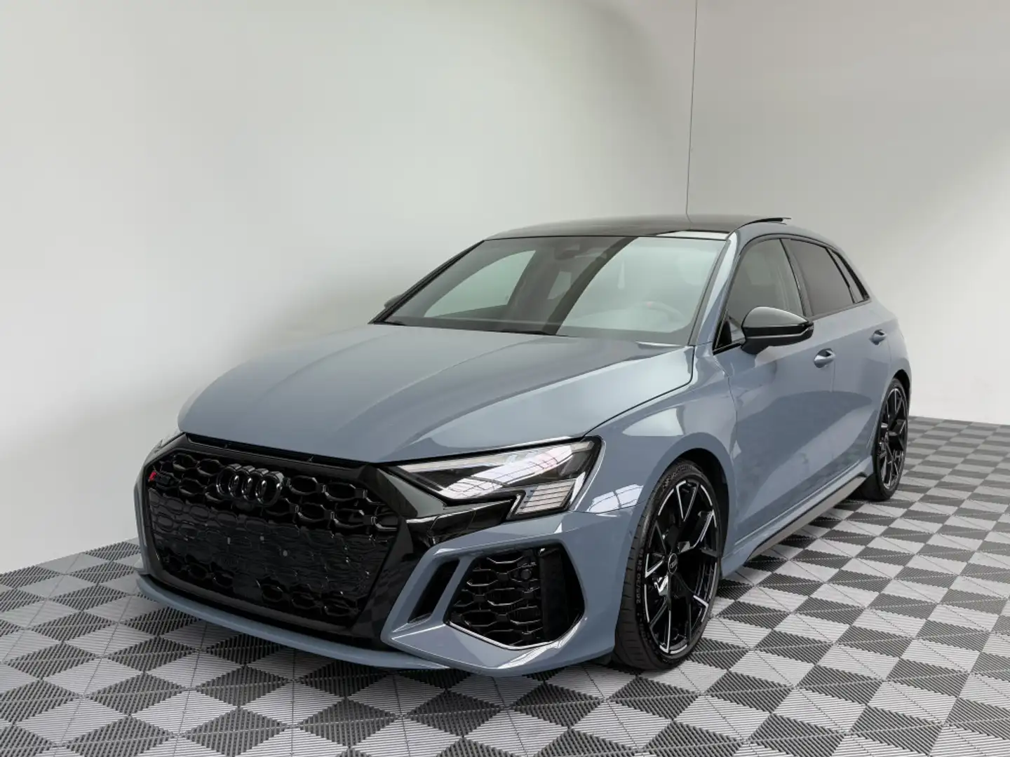 Audi RS3 2.5 TFSI quattro|1.Hand|Pano|Matrix|B&O| Grau - 2