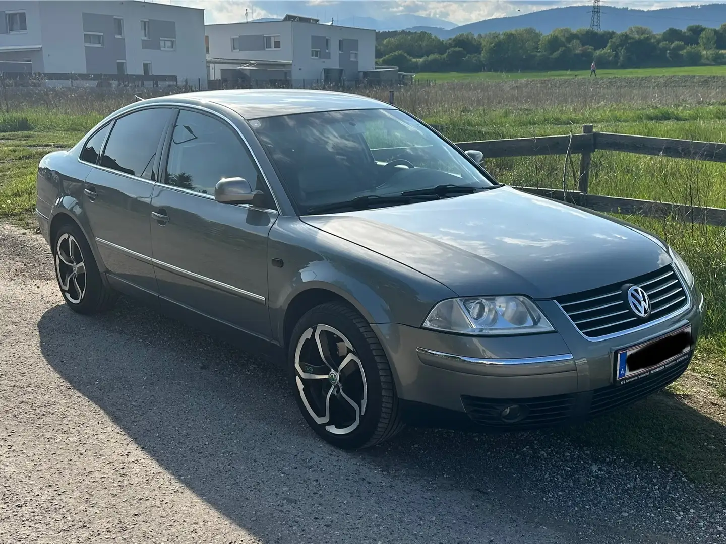 Volkswagen Passat 1,9 TDI Highline - PICKERL 06/25 - TOP GEPFLEGT Grau - 1