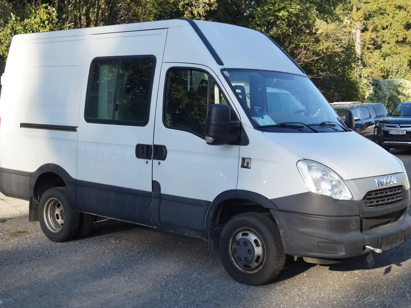 Iveco Daily 35 C 13 SV 3500 HD 2,3 / 6 Sitzer / Diesel / Schwarz - 1