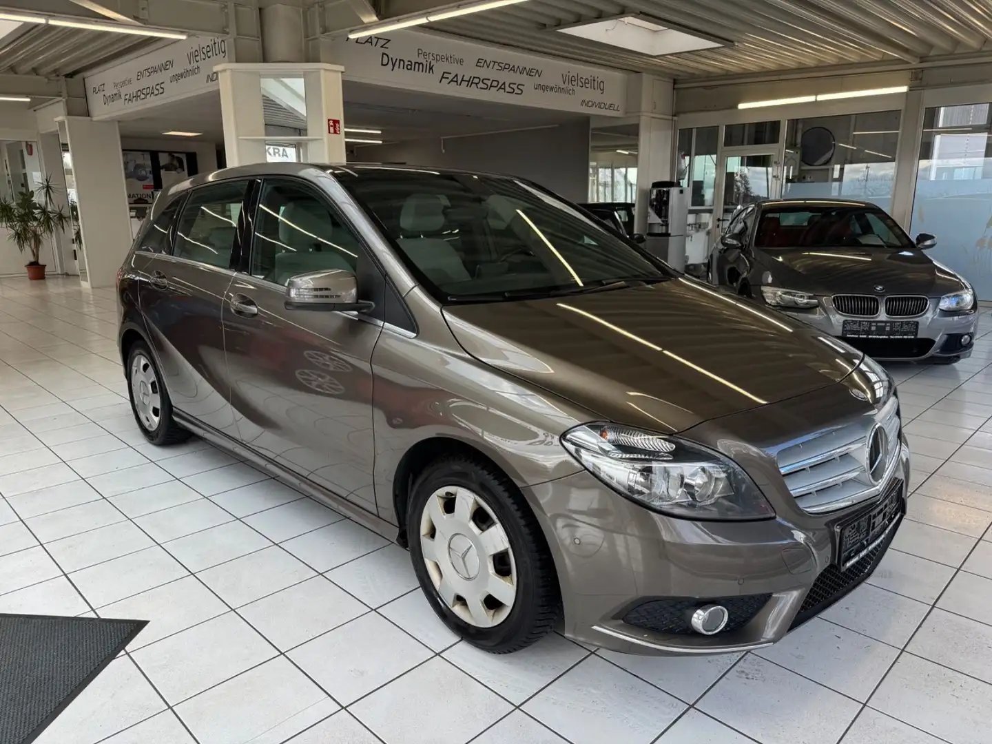 Mercedes-Benz B 180 Šedá - 1