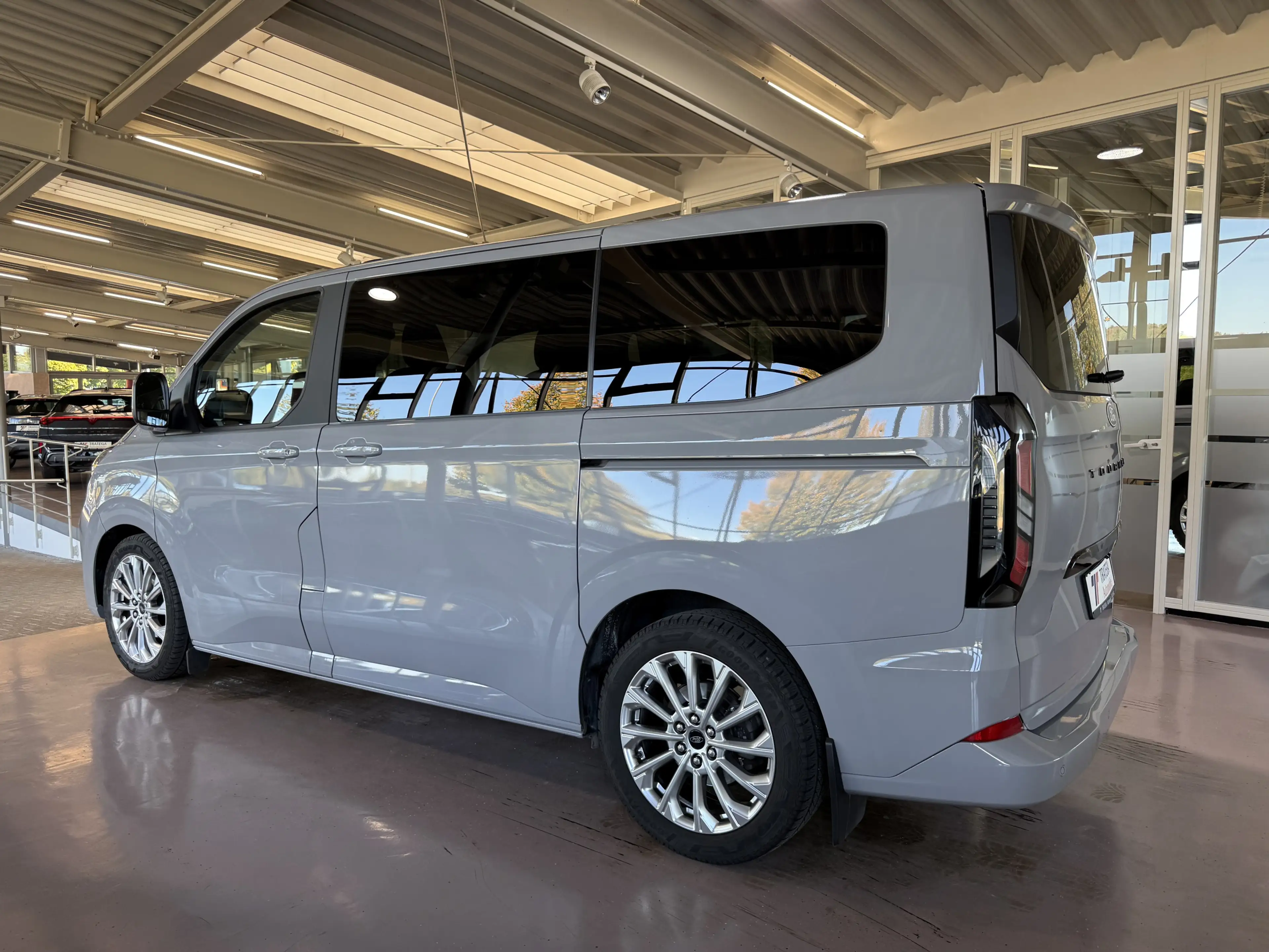 Ford Tourneo Custom L1 Titanium Pano Standheizung H&R — photo 5