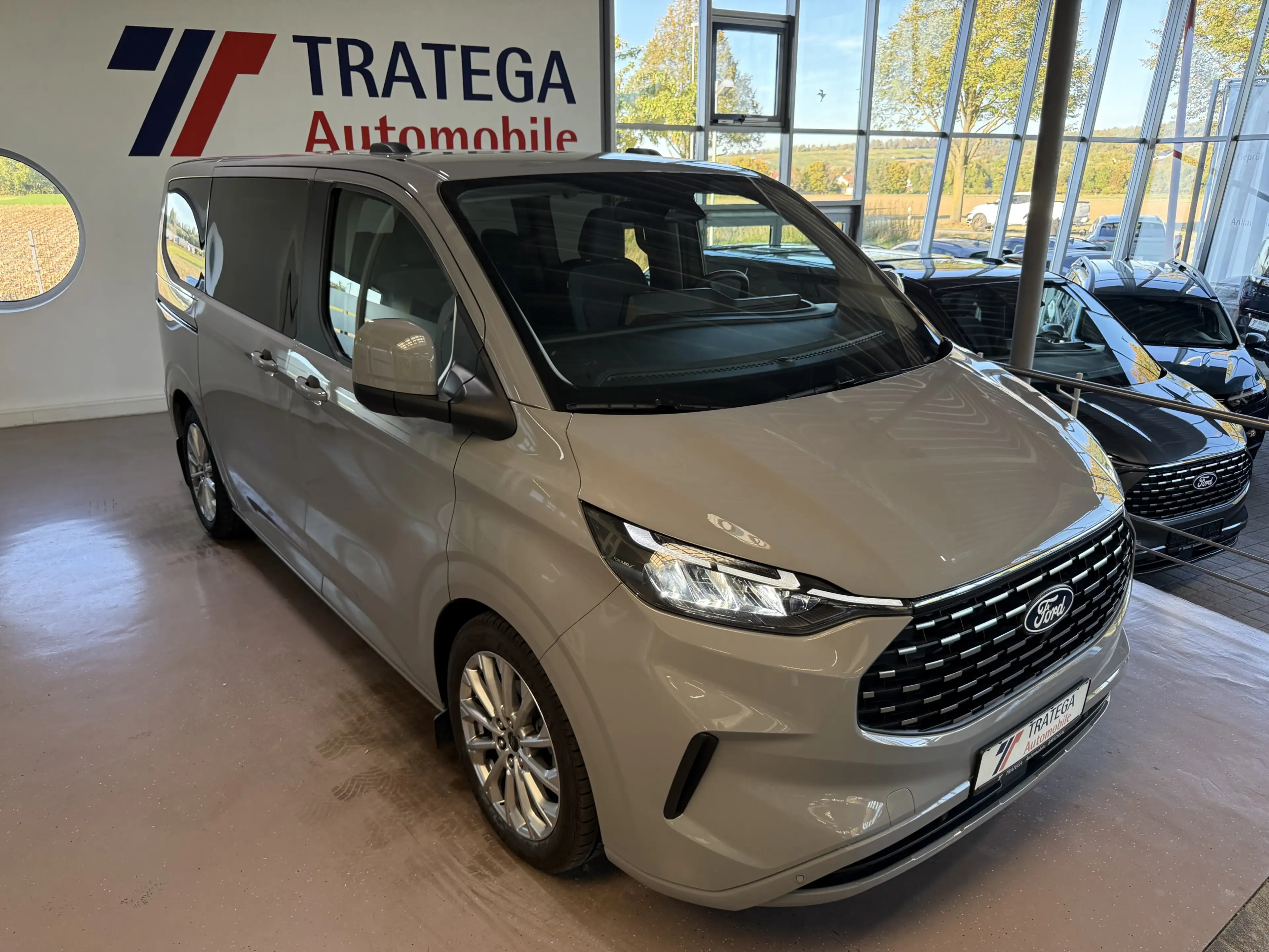 Ford Tourneo Custom L1 Titanium Pano Standheizung H&R — photo 10