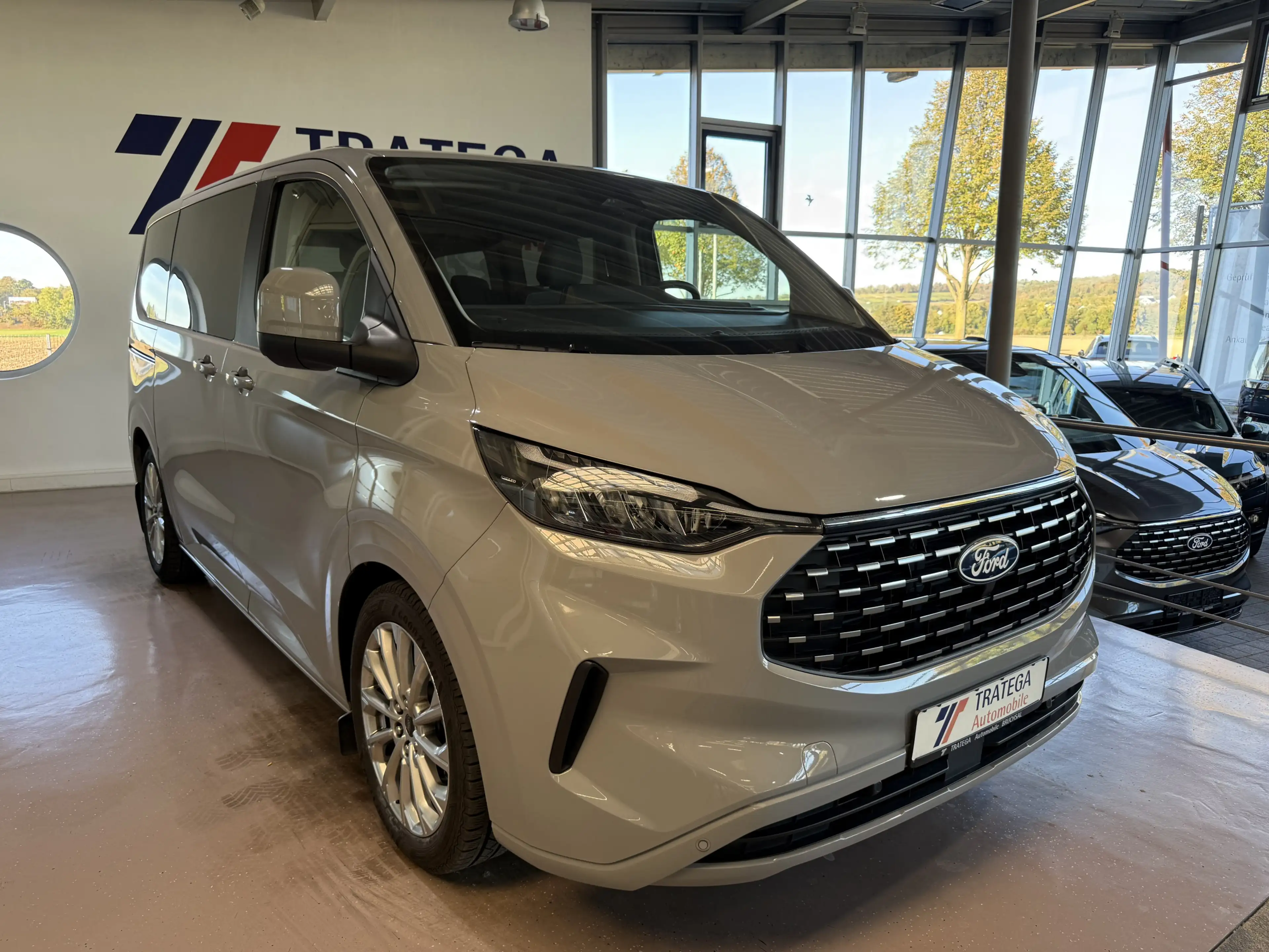 Ford Tourneo Custom L1 Titanium Pano Standheizung H&R — photo 4