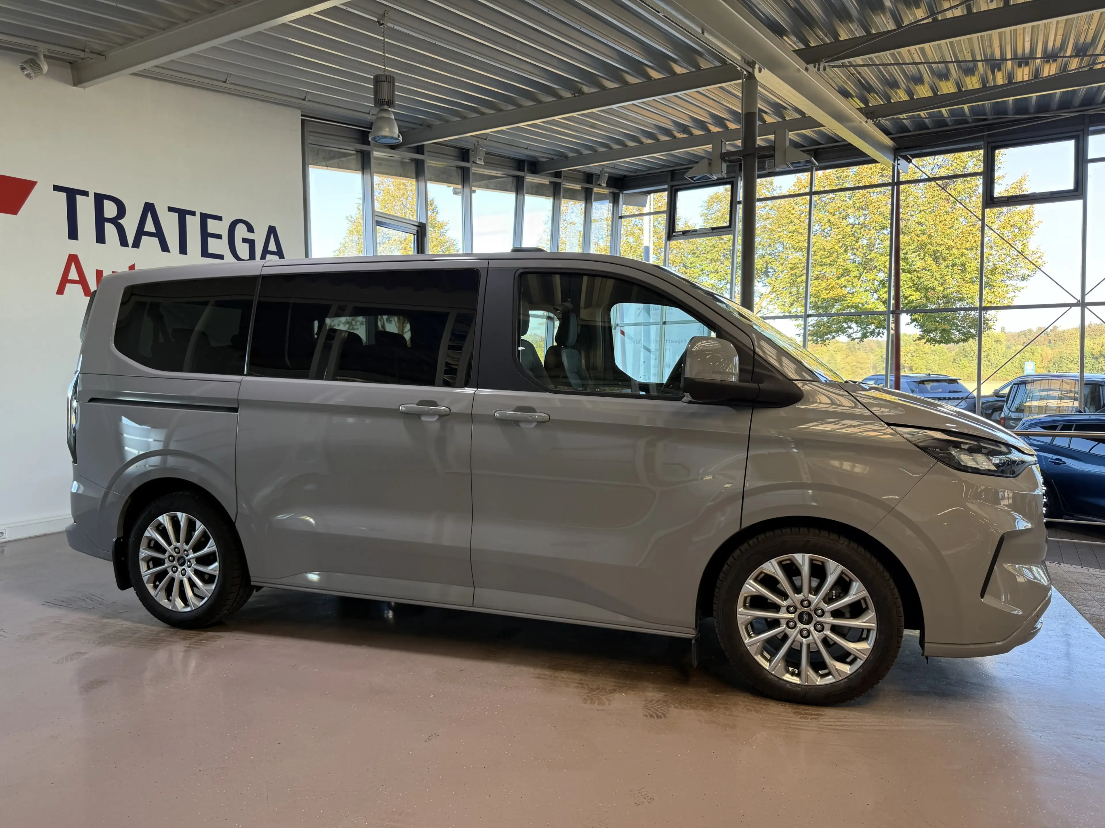 Ford Tourneo Custom L1 Titanium Pano Standheizung H&R — photo 9