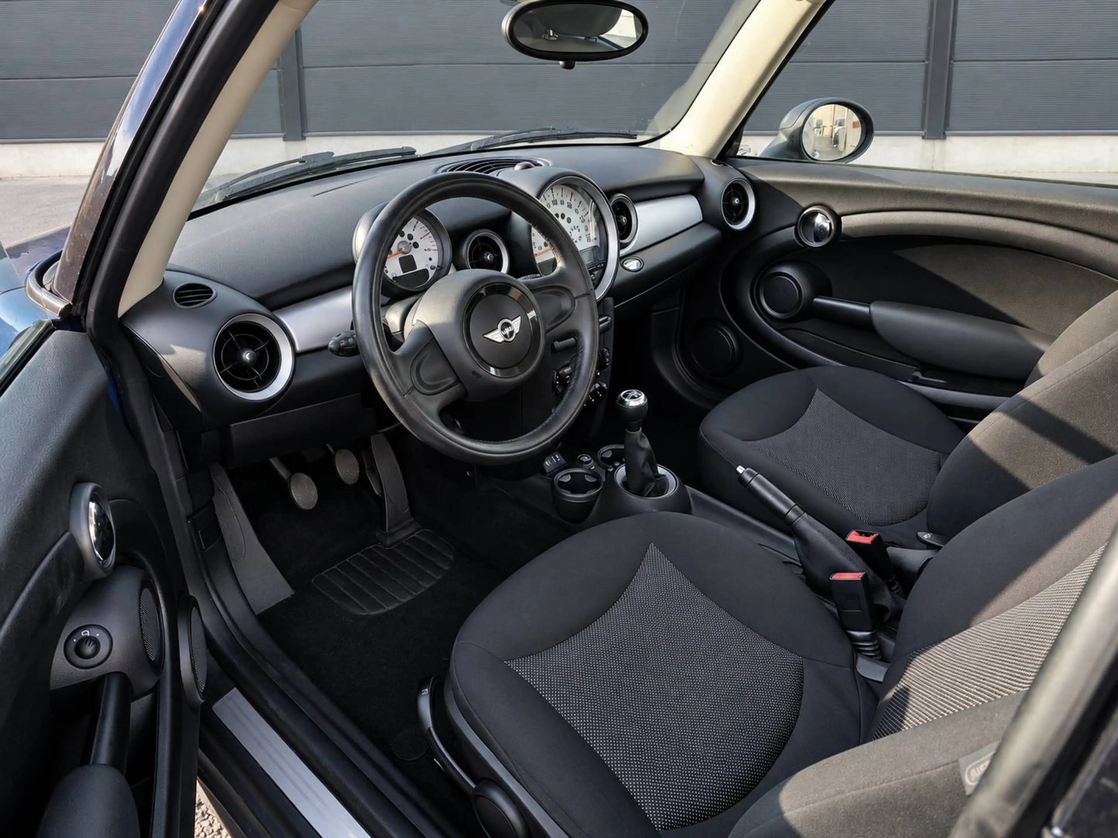 MINI One 1.6i Sièges chauffants / Climatisation / Bluetooth / Radar de recul PDC / Jantes alliage / Volant cuir / Carnet — photo 2